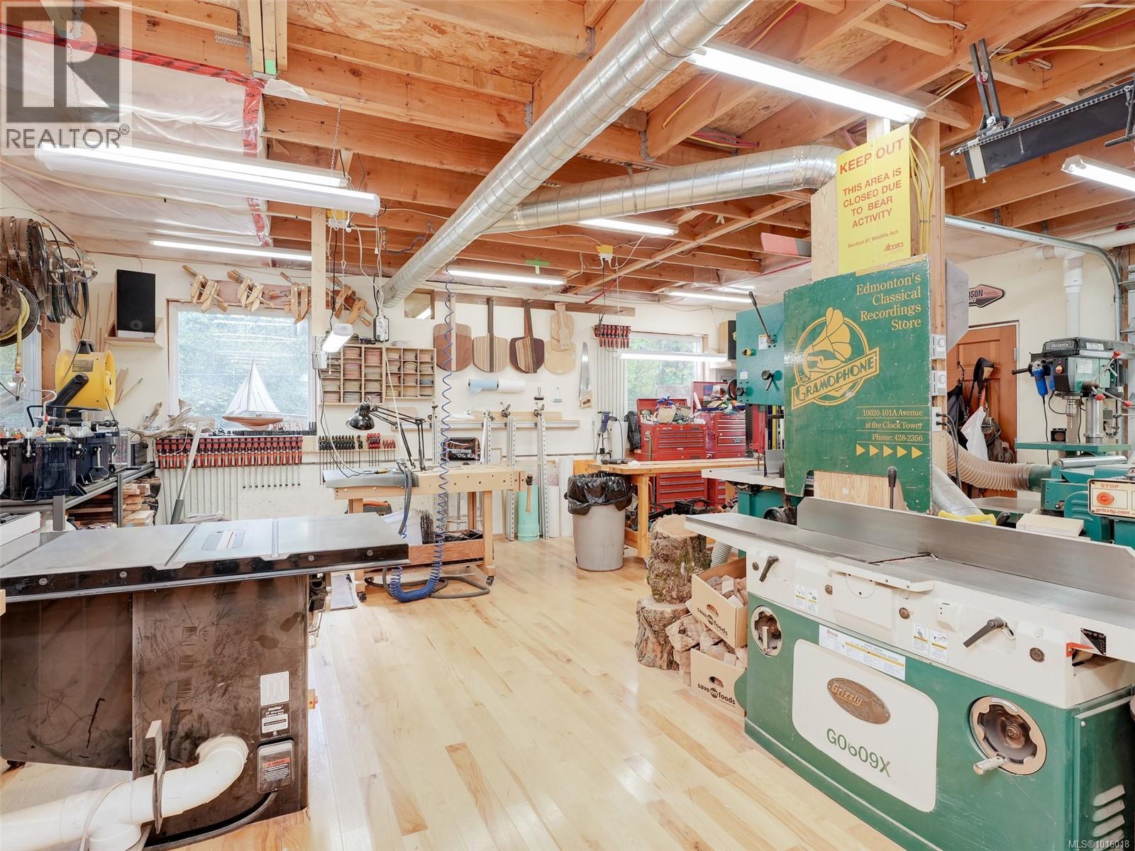  6583 Wallace Drive, Central Saanich