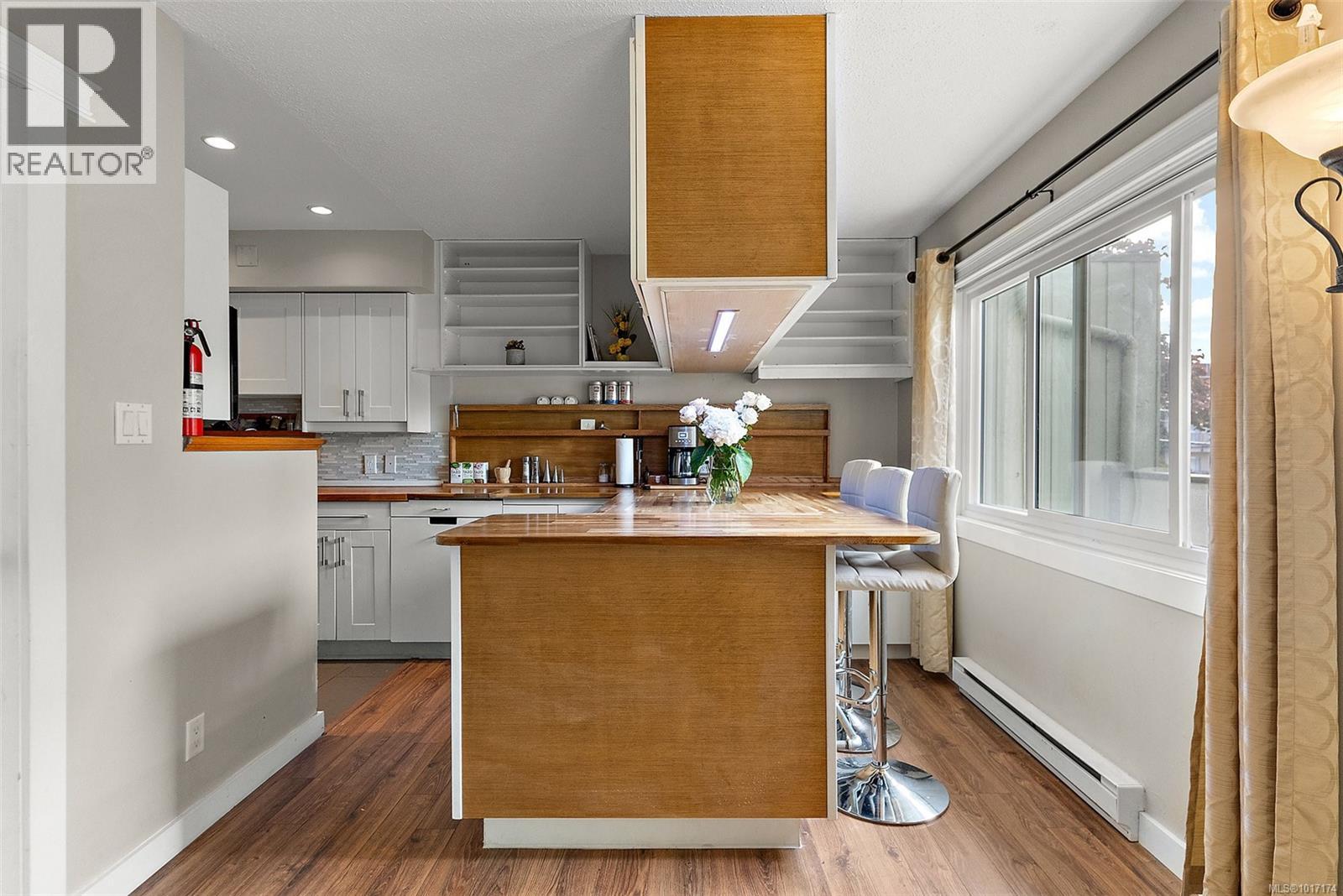 43 477 Lampson Street, Esquimalt