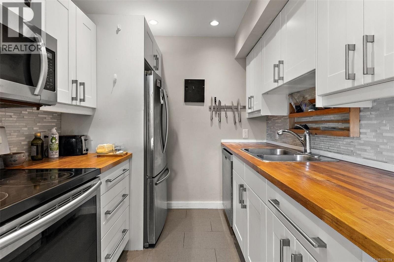 43 477 Lampson Street, Esquimalt