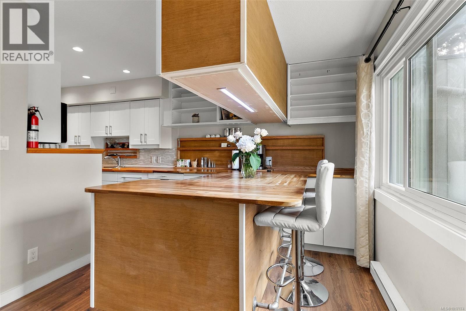 43 477 Lampson Street, Esquimalt