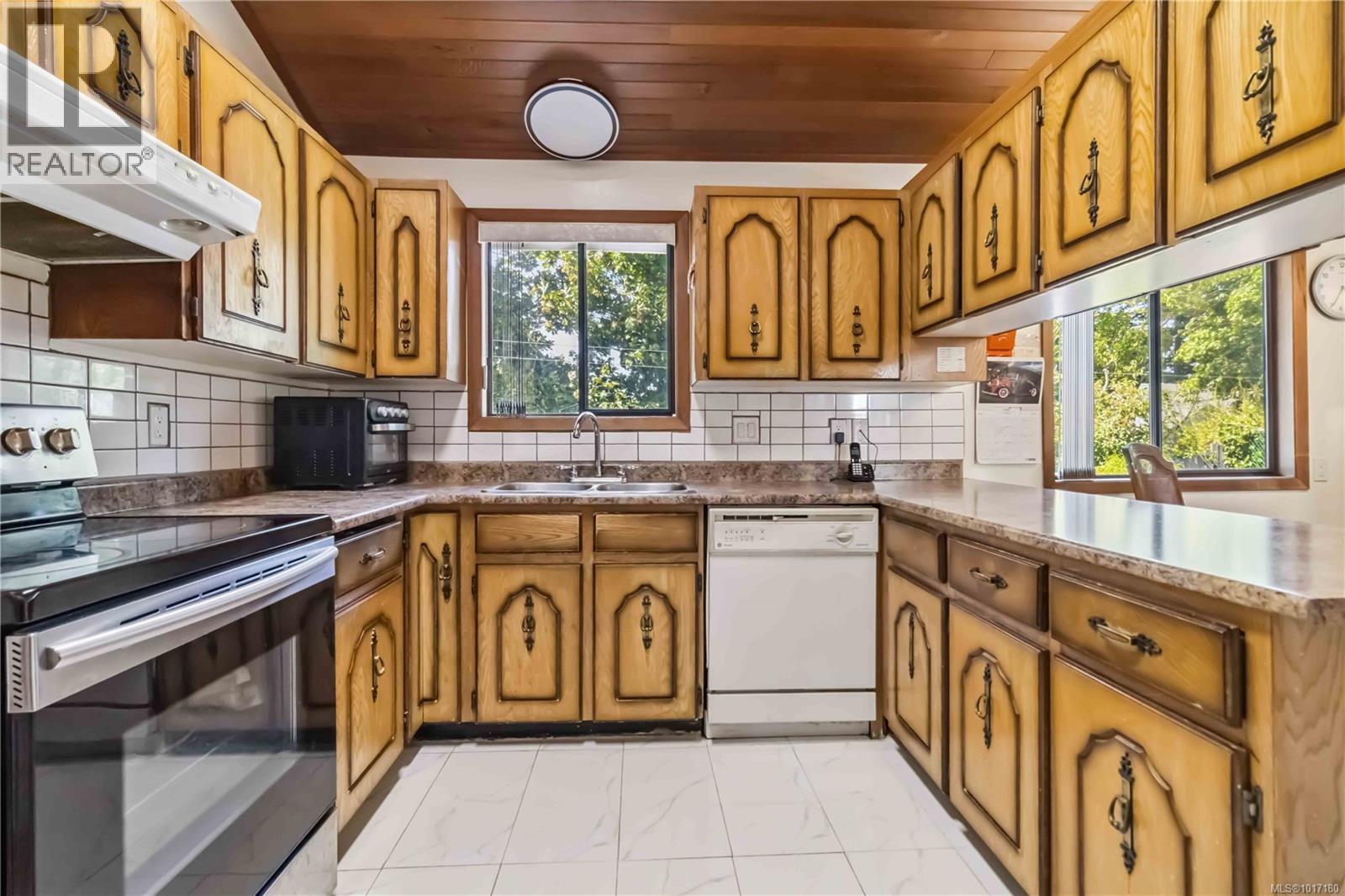  550 Fermoy Place, Saanich