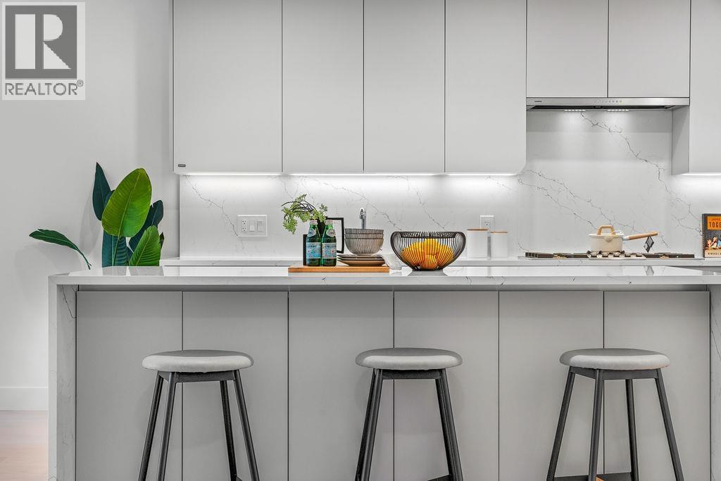 202 1331 MARINE DRIVE, West Vancouver