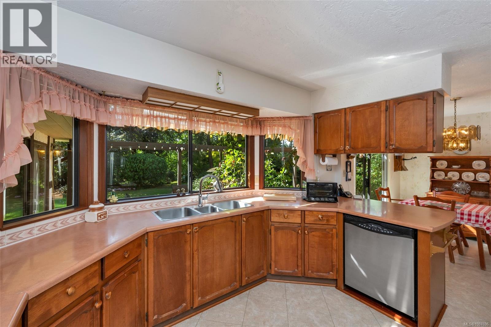  735 Cromarty Avenue, North Saanich