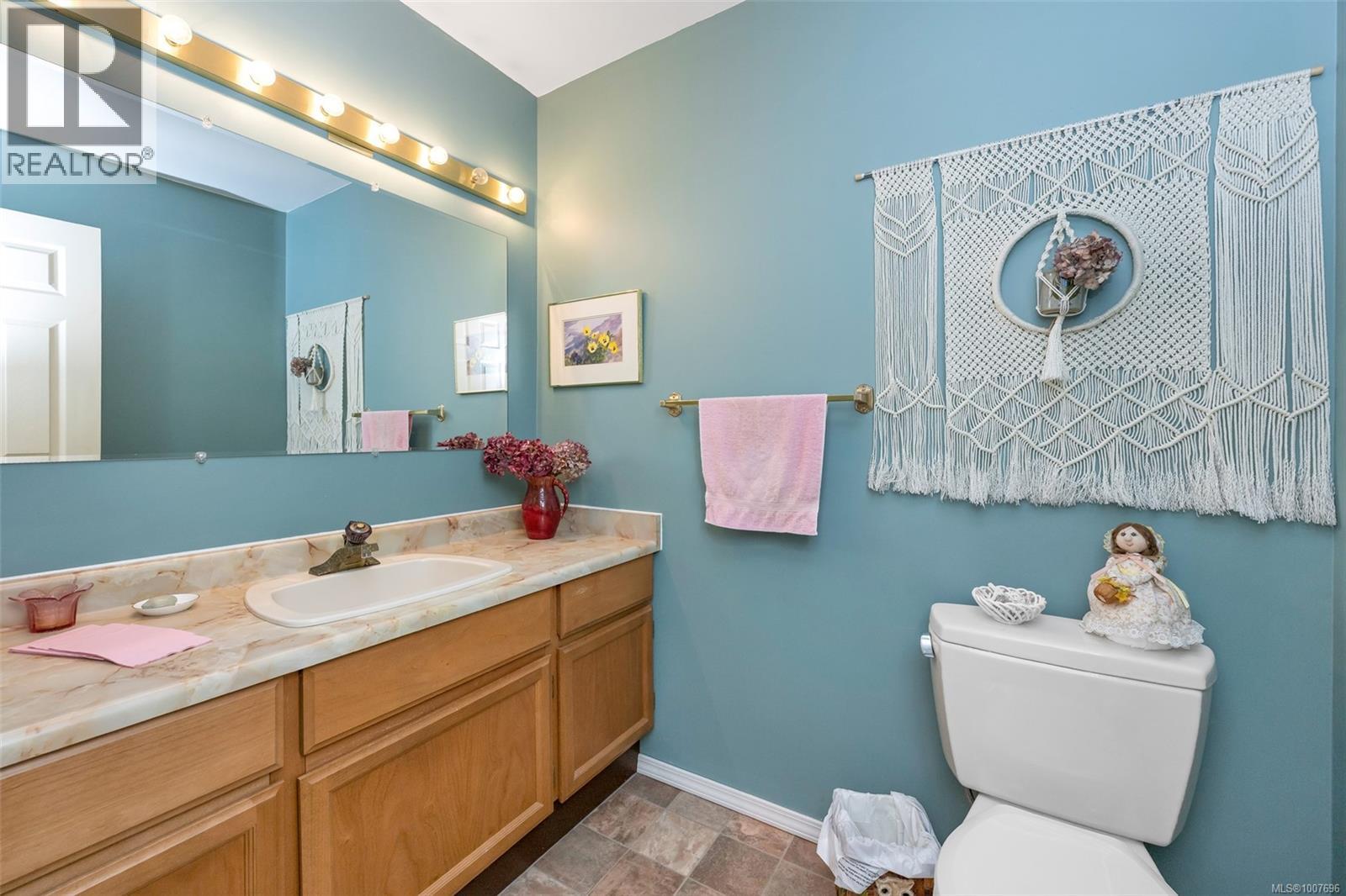  735 Cromarty Avenue, North Saanich