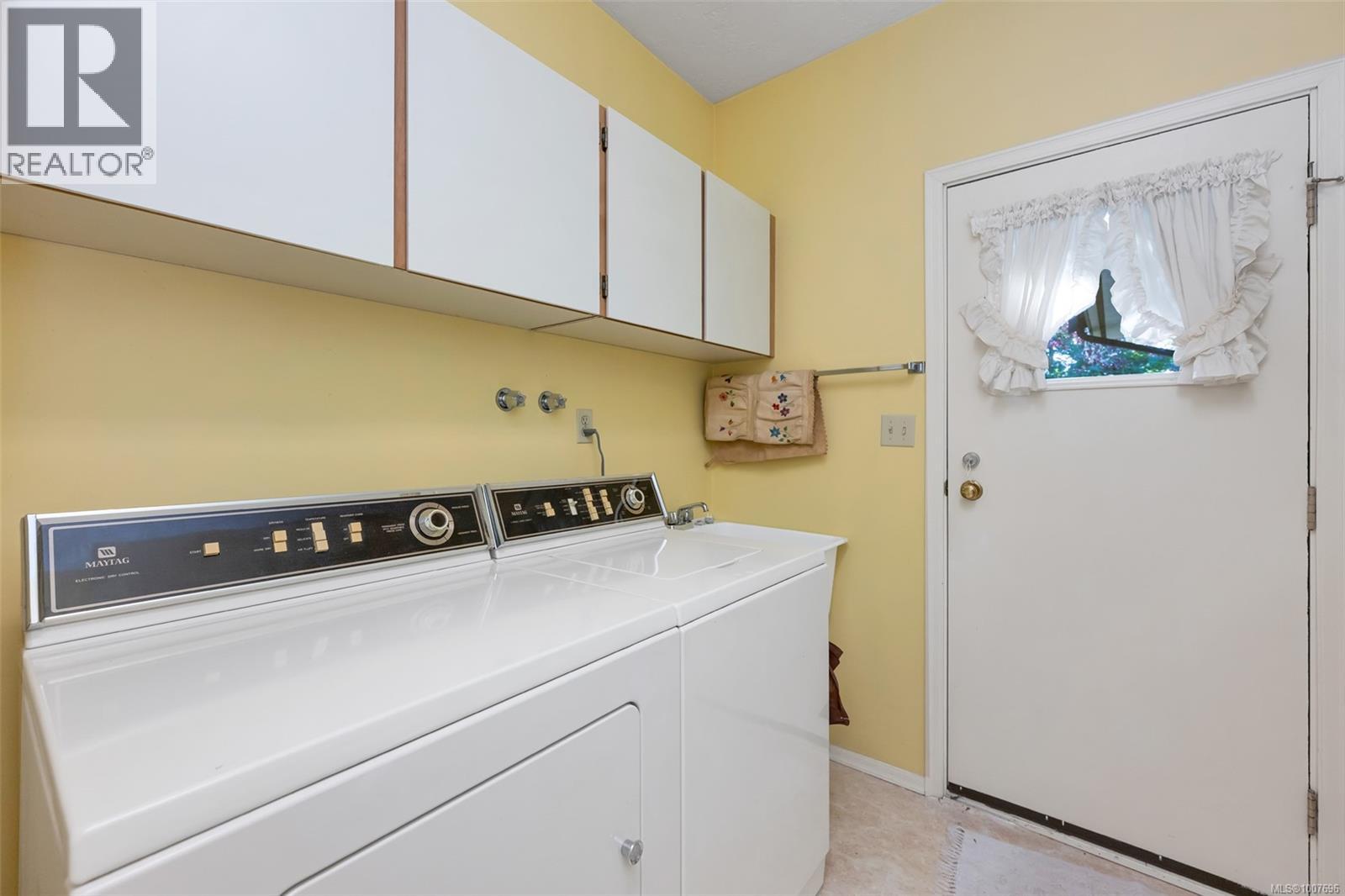  735 Cromarty Avenue, North Saanich
