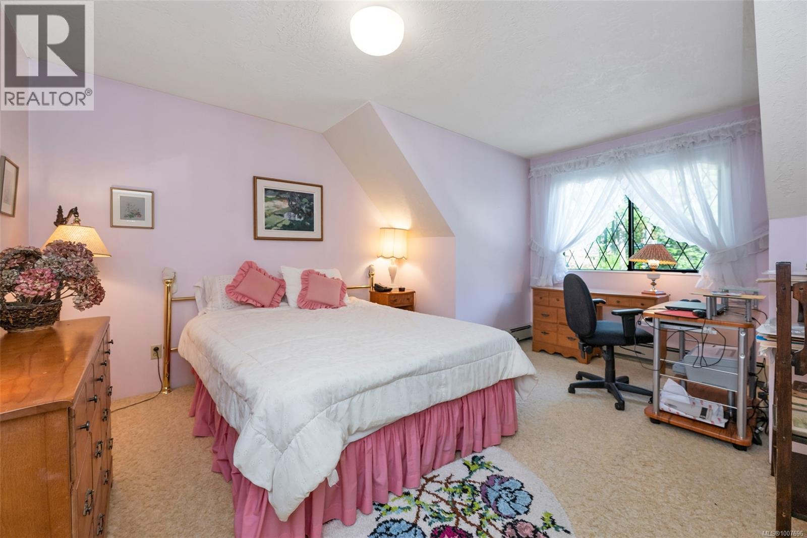 735 Cromarty Avenue, North Saanich