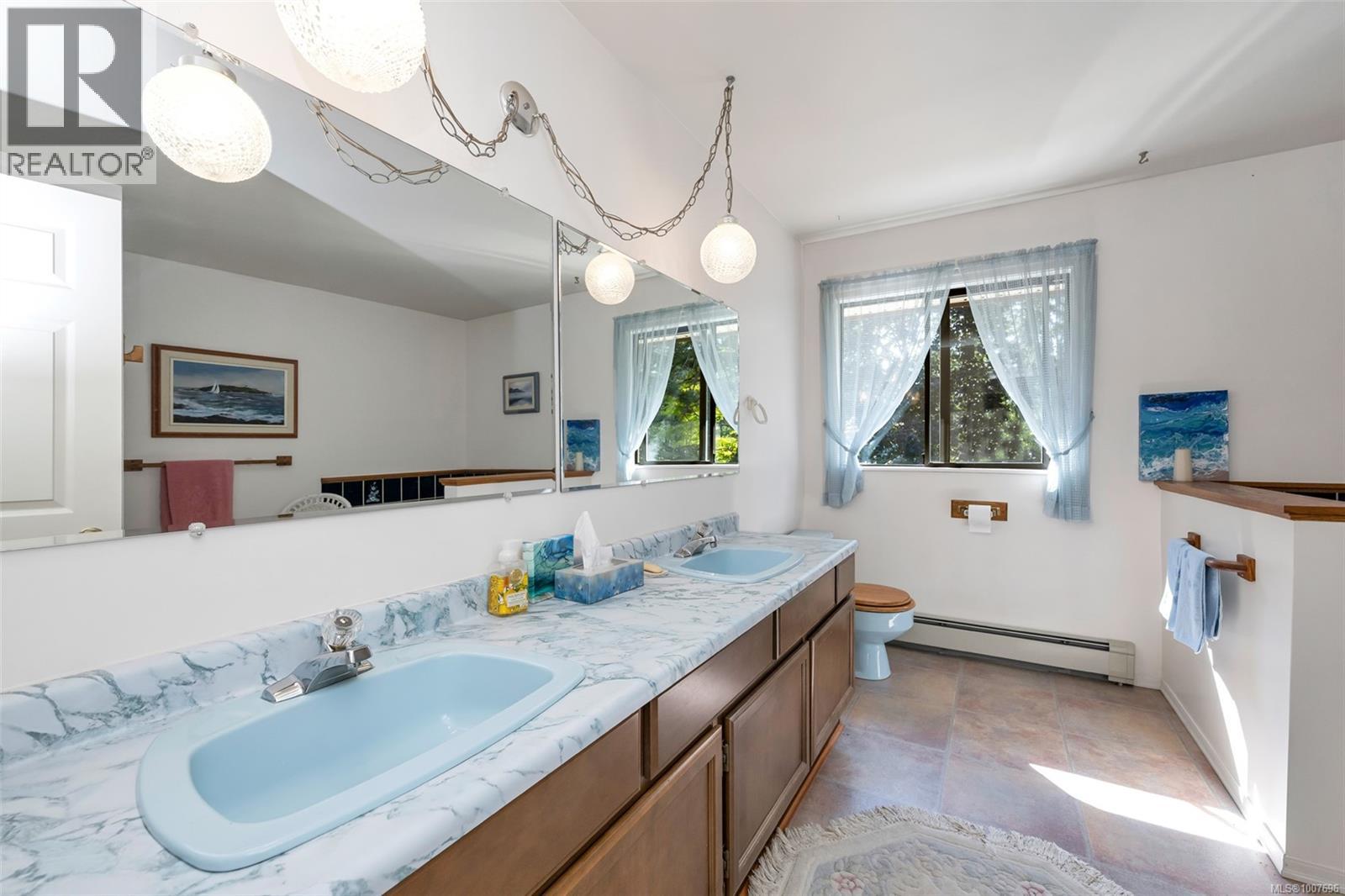  735 Cromarty Avenue, North Saanich