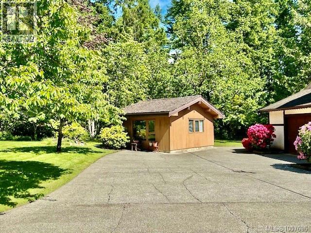  735 Cromarty Avenue, North Saanich