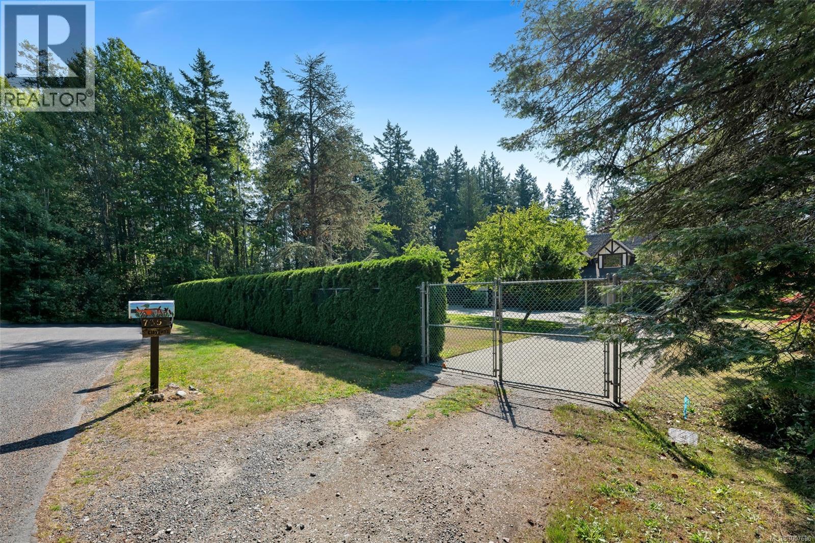  735 Cromarty Avenue, North Saanich