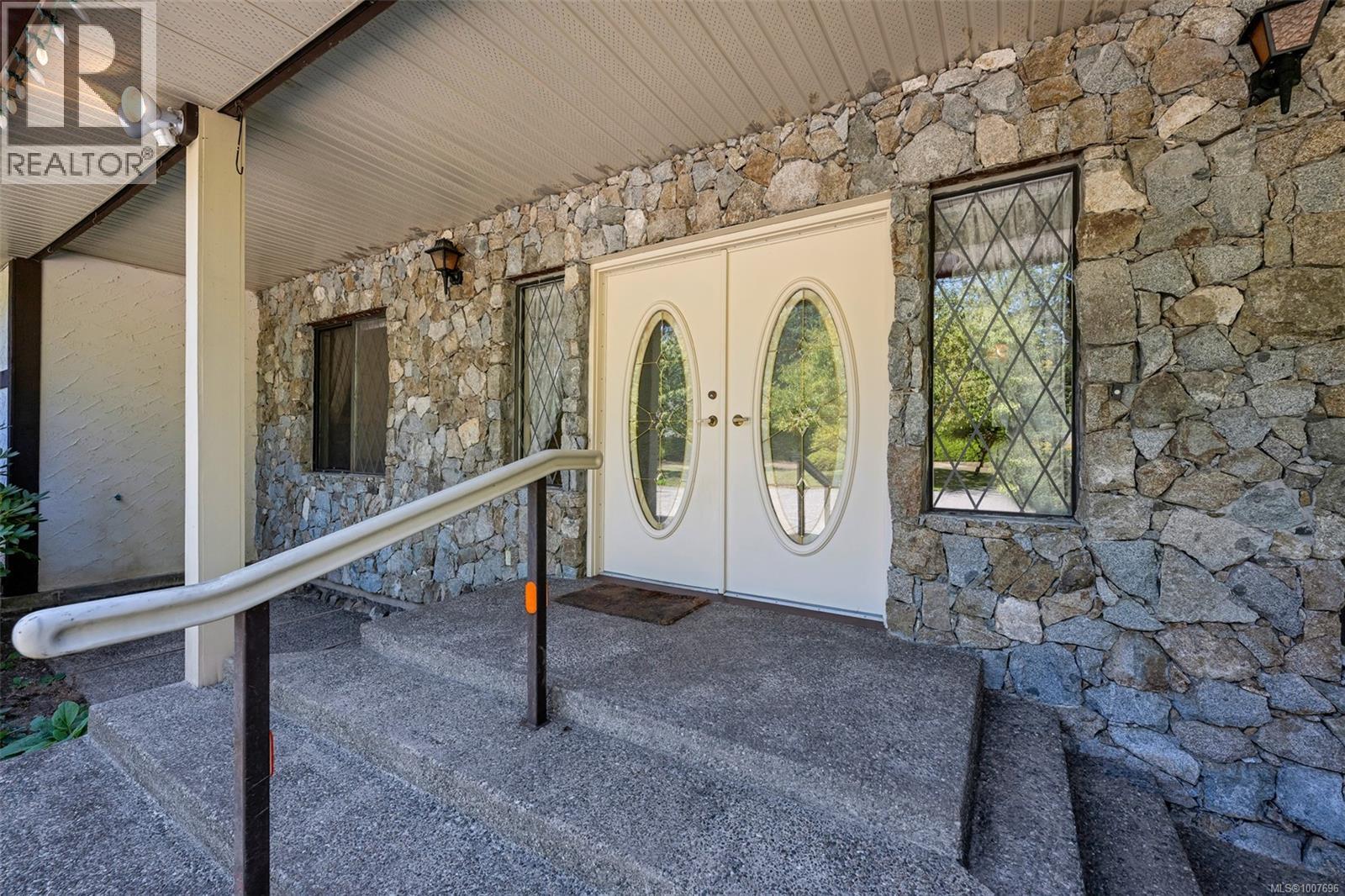  735 Cromarty Avenue, North Saanich