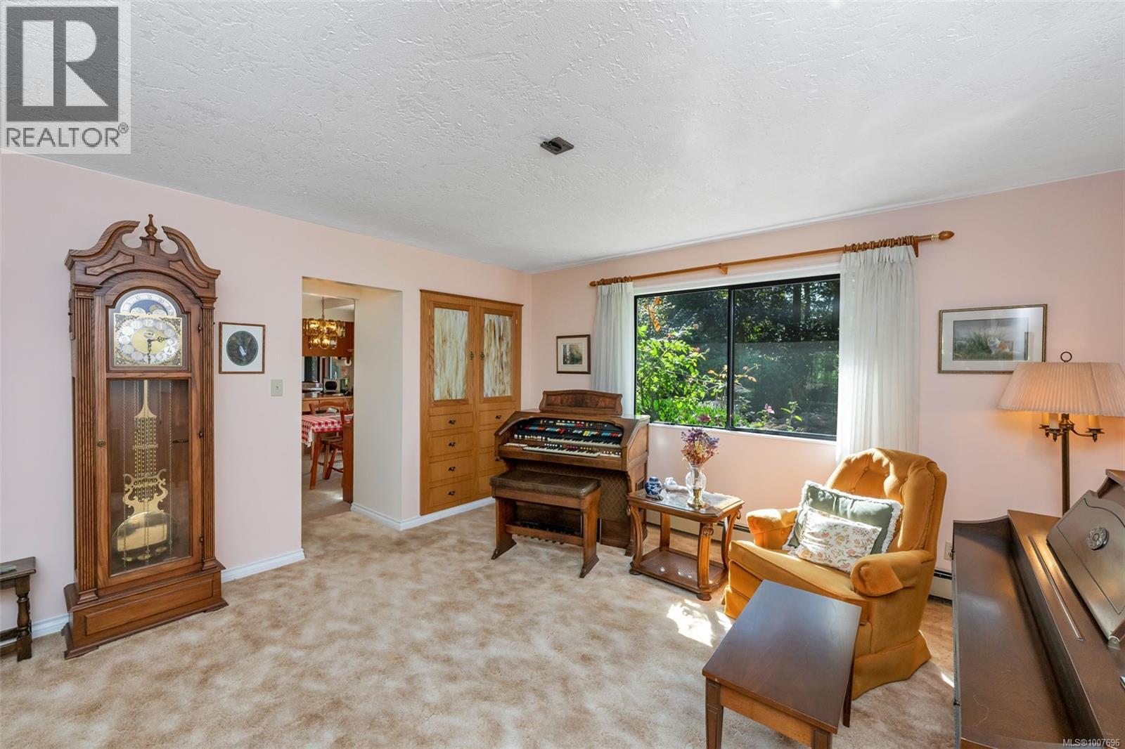  735 Cromarty Avenue, North Saanich