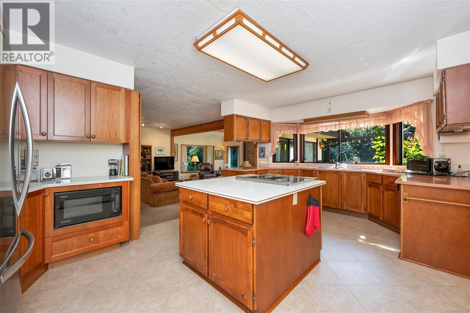  735 Cromarty Avenue, North Saanich