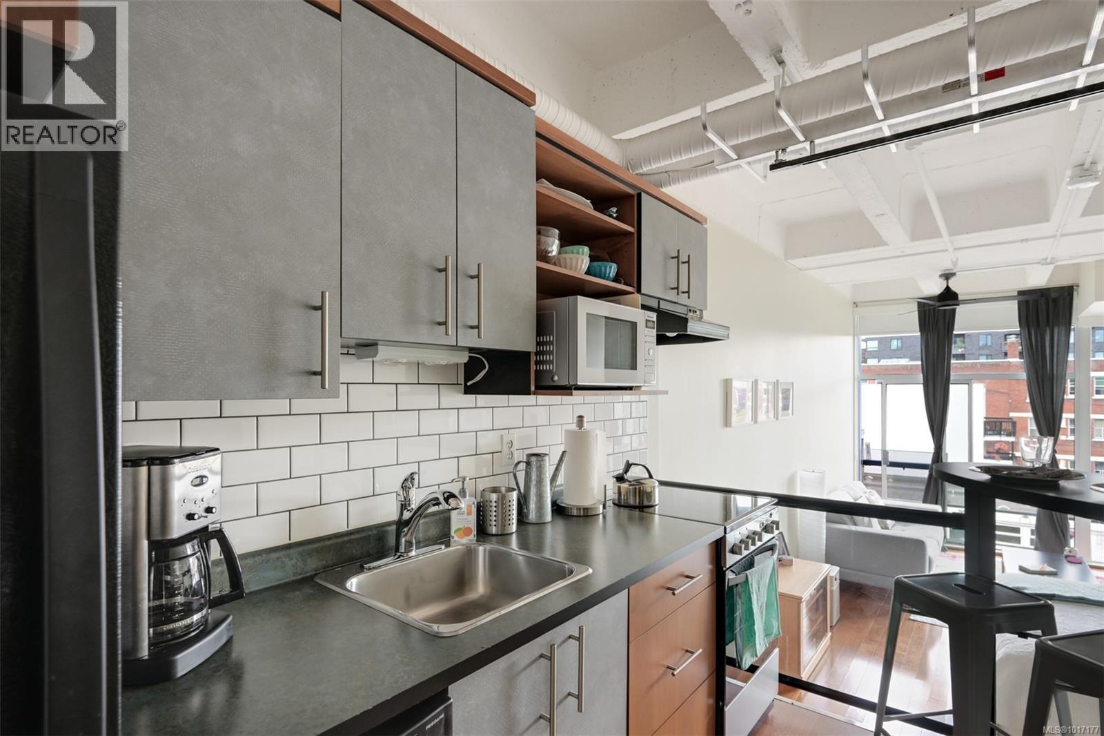 305 1061 Fort Street, Victoria