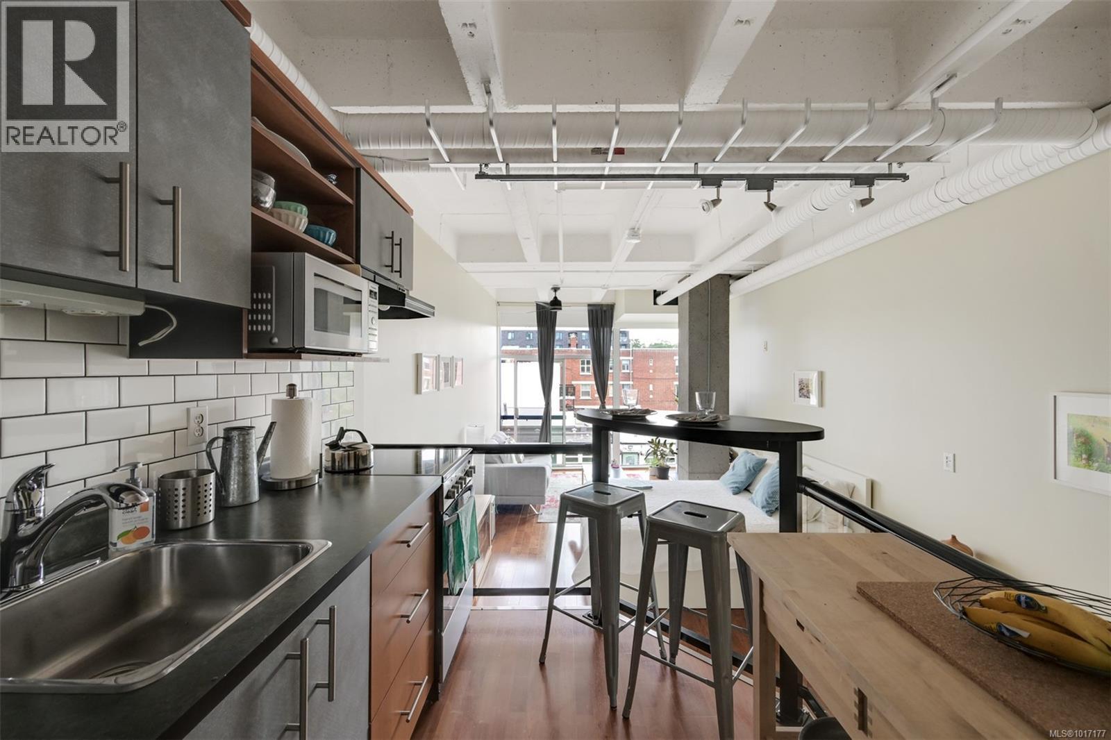 305 1061 Fort Street, Victoria