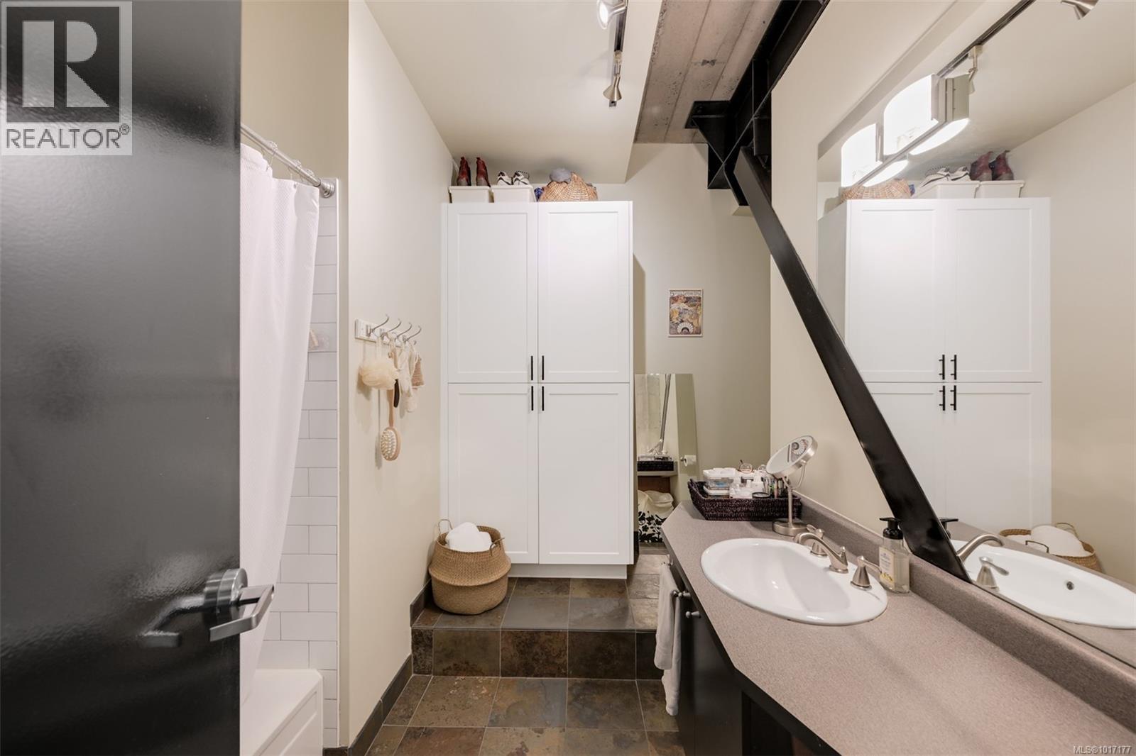 305 1061 Fort Street, Victoria