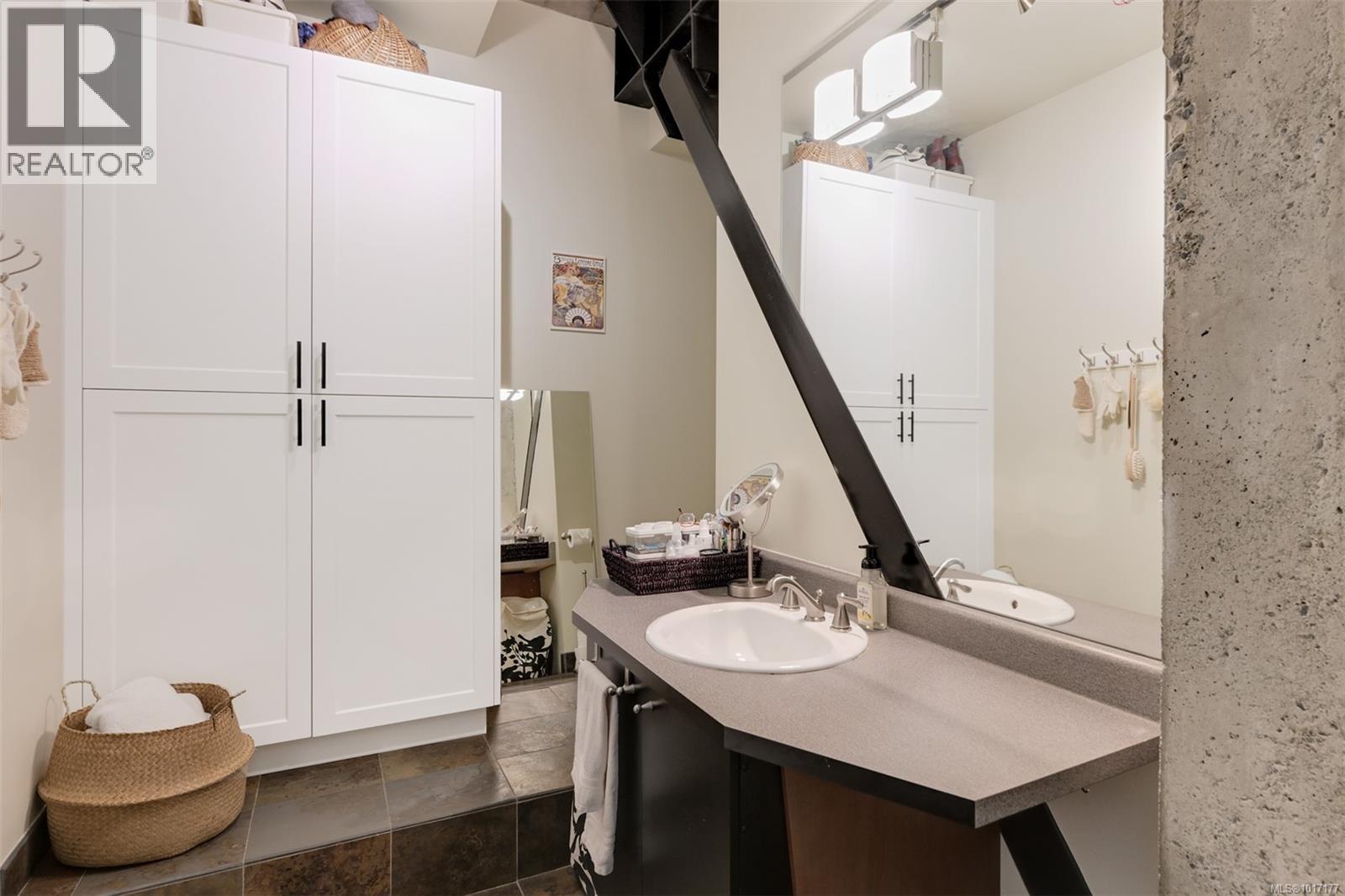 305 1061 Fort Street, Victoria