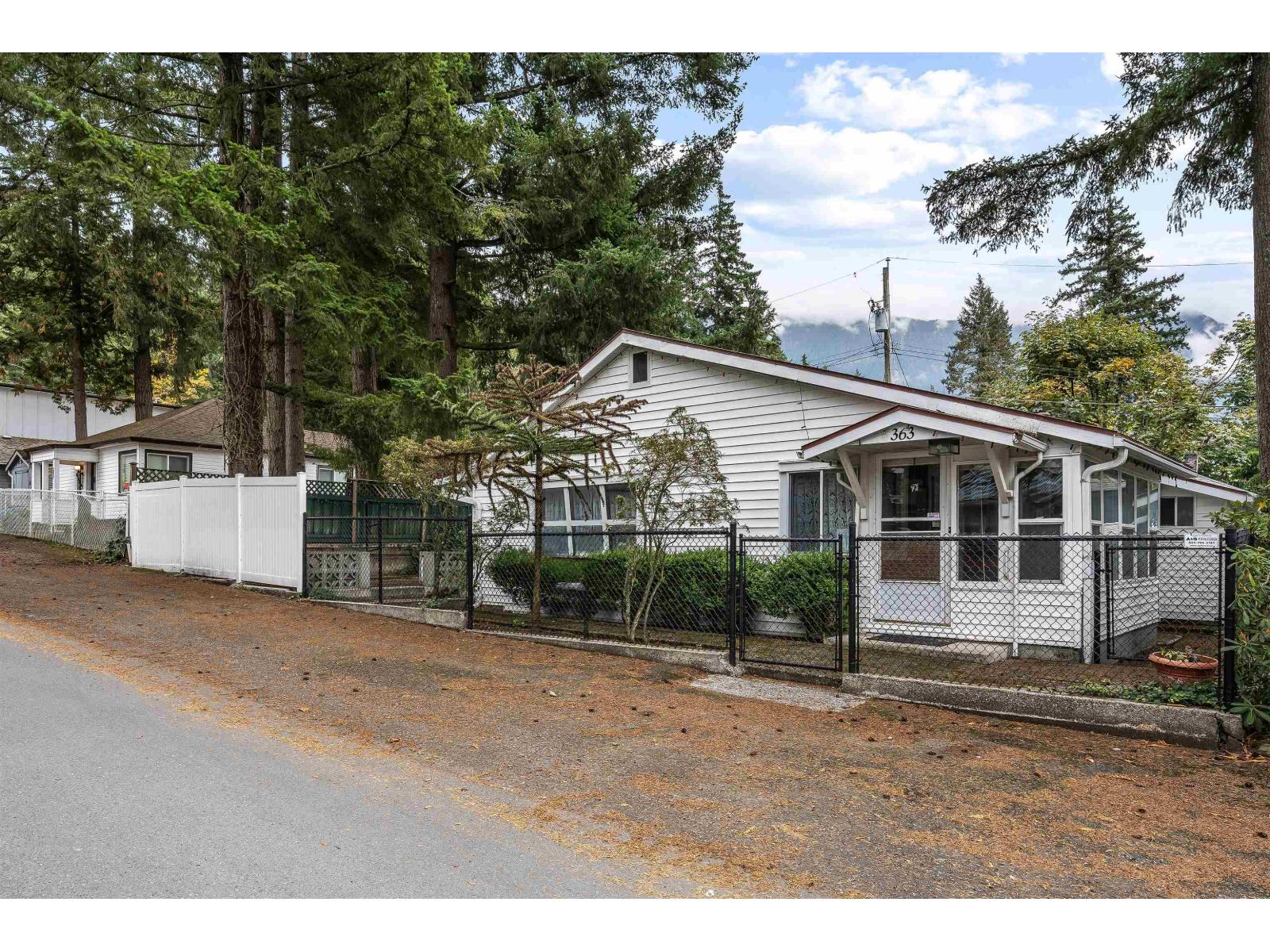 363 PINE STREET, Cultus Lake North, Cultus Lake