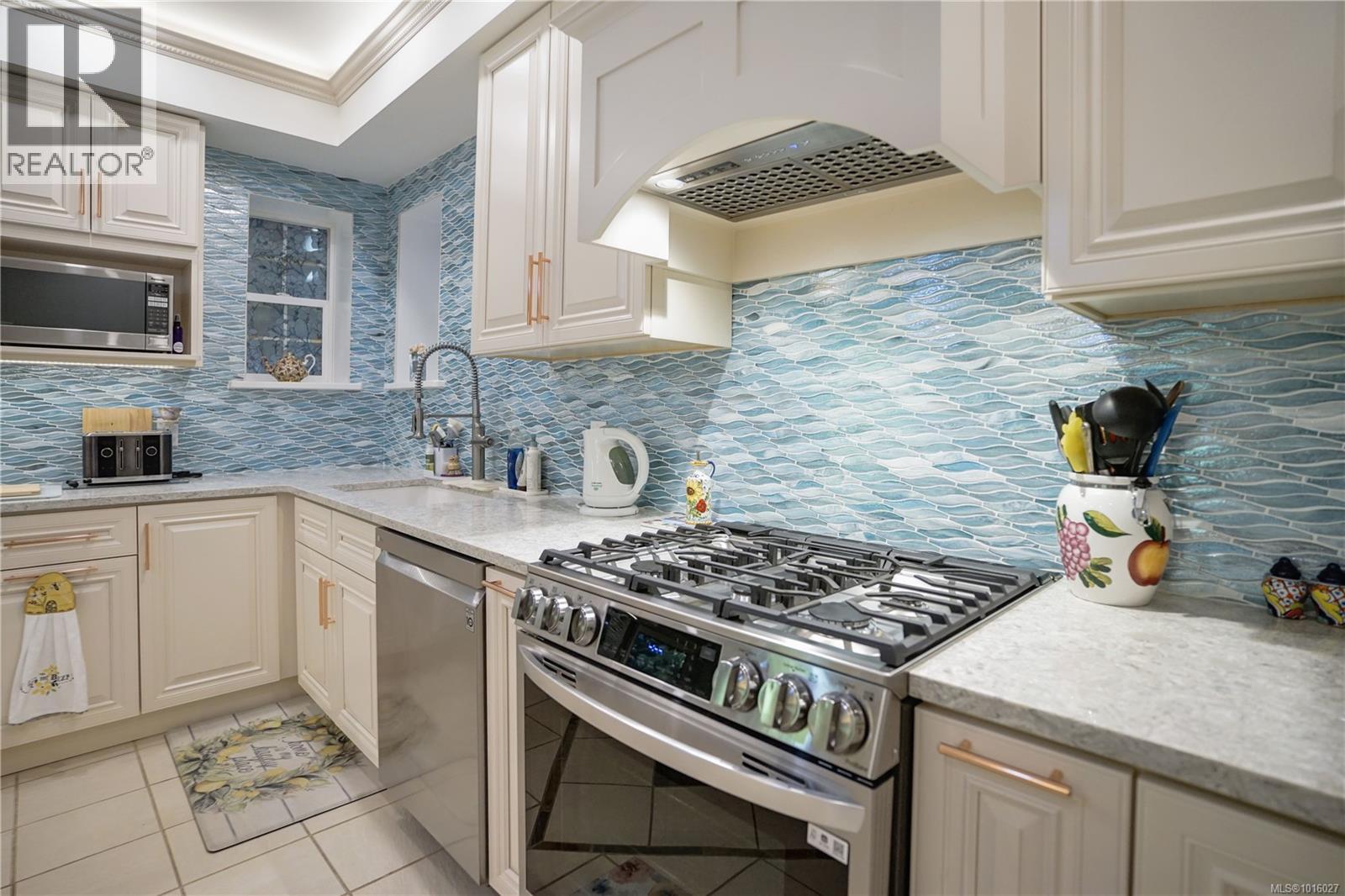  2510 Kinnoull Crescent, Mill Bay