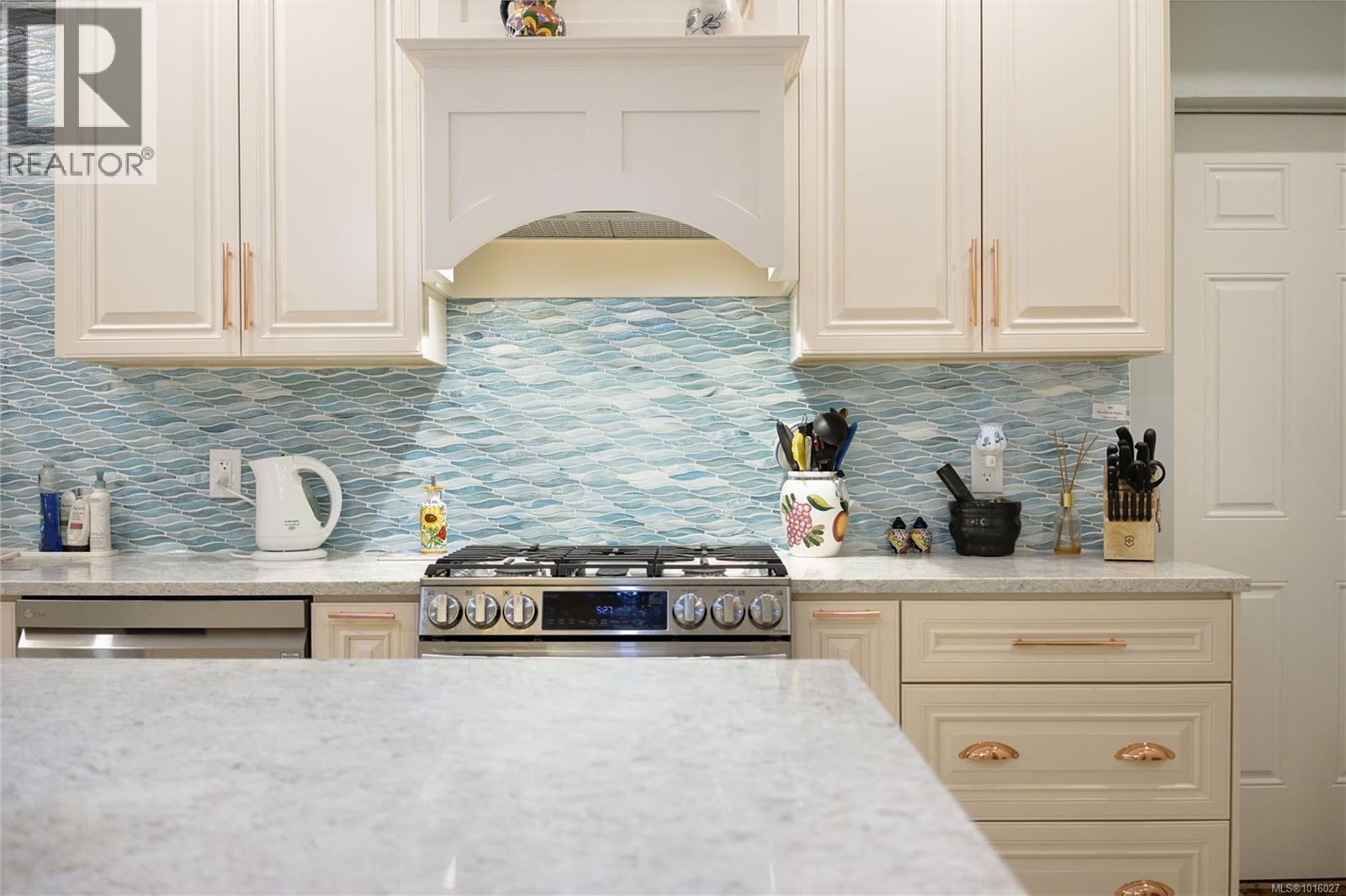  2510 Kinnoull Crescent, Mill Bay