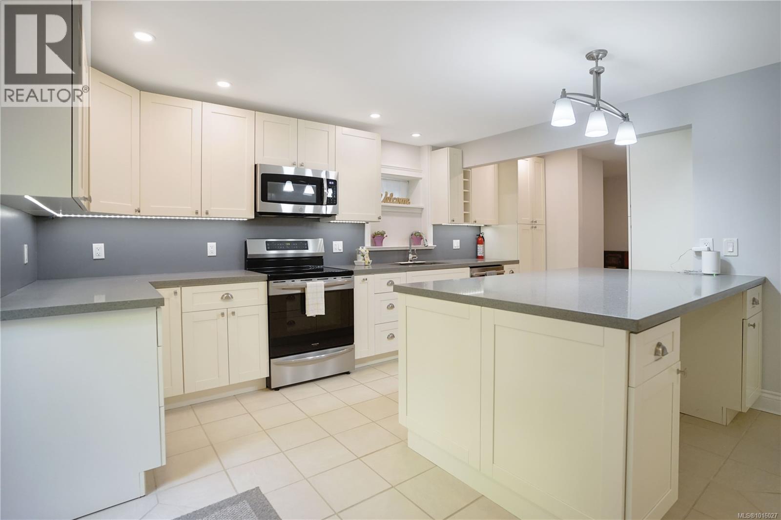  2510 Kinnoull Crescent, Mill Bay