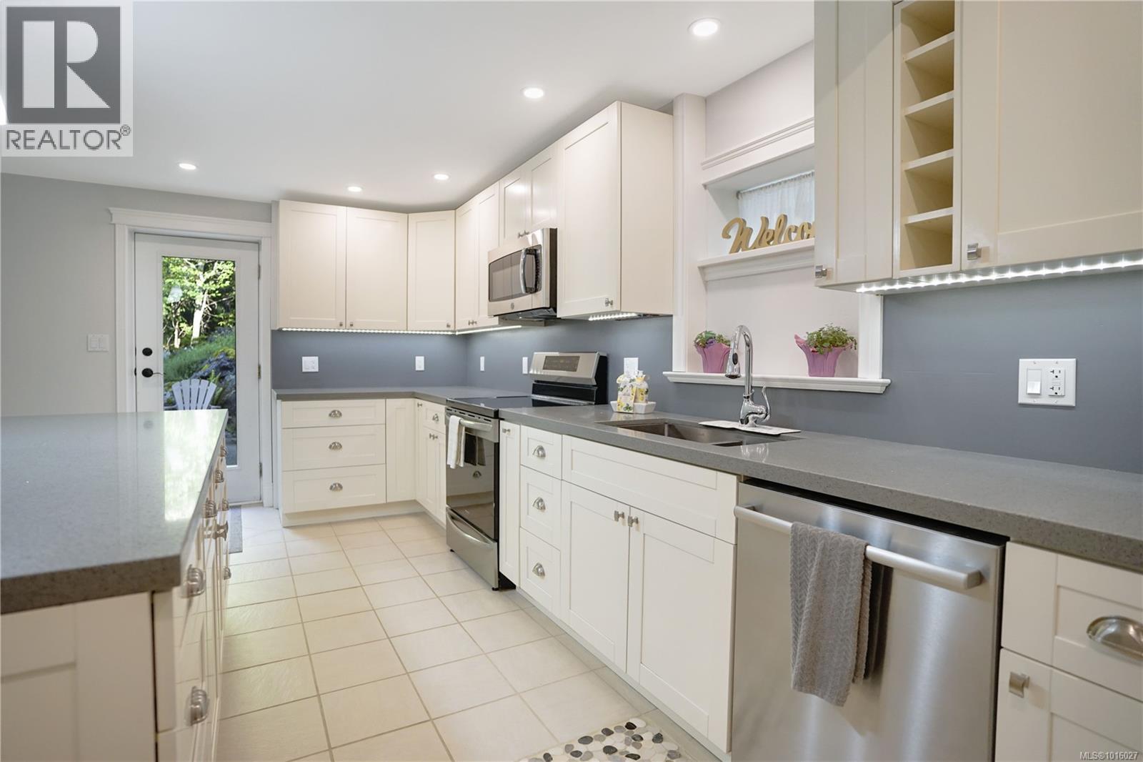  2510 Kinnoull Crescent, Mill Bay