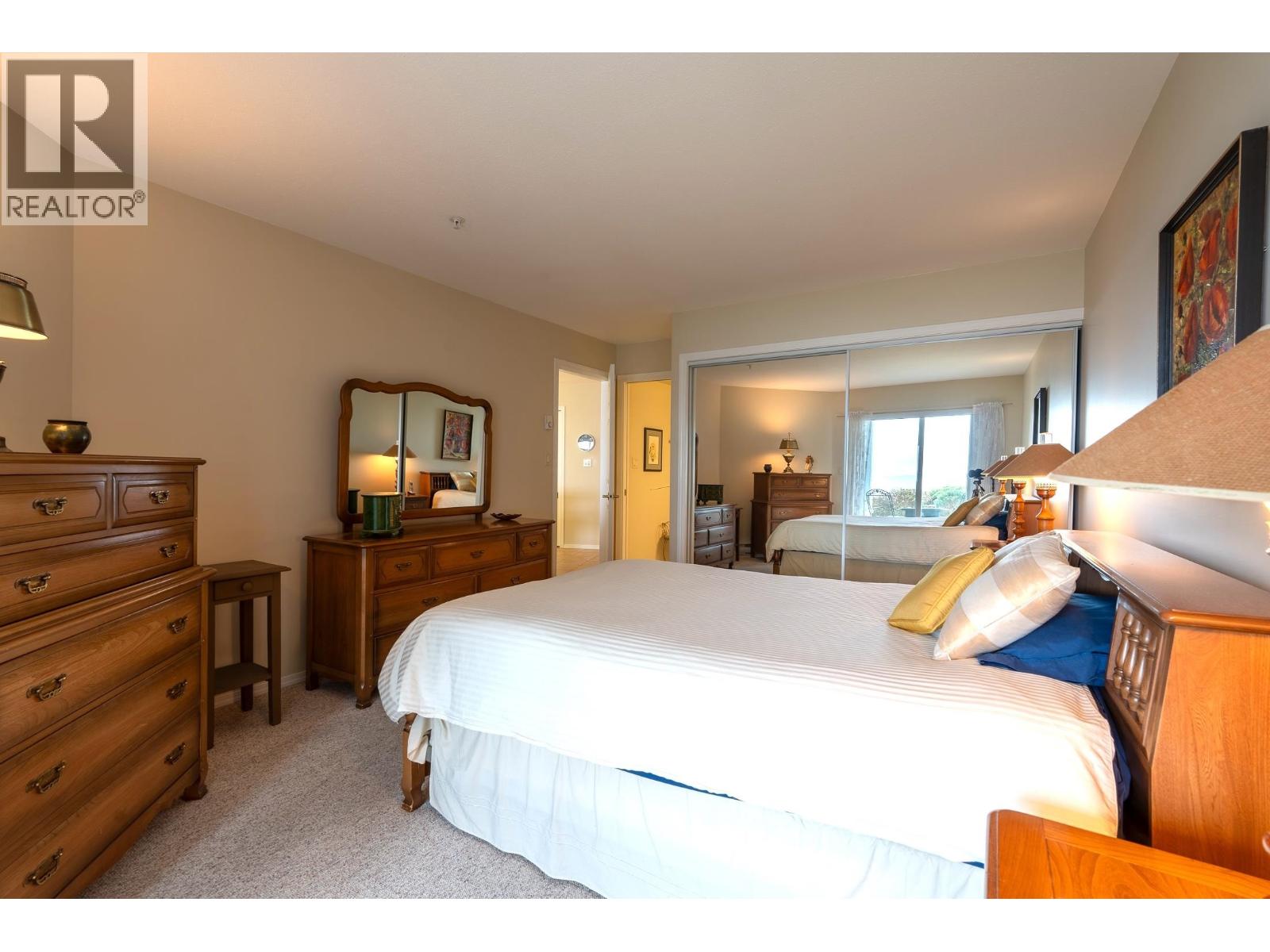 102 5470 INLET AVENUE, Sechelt