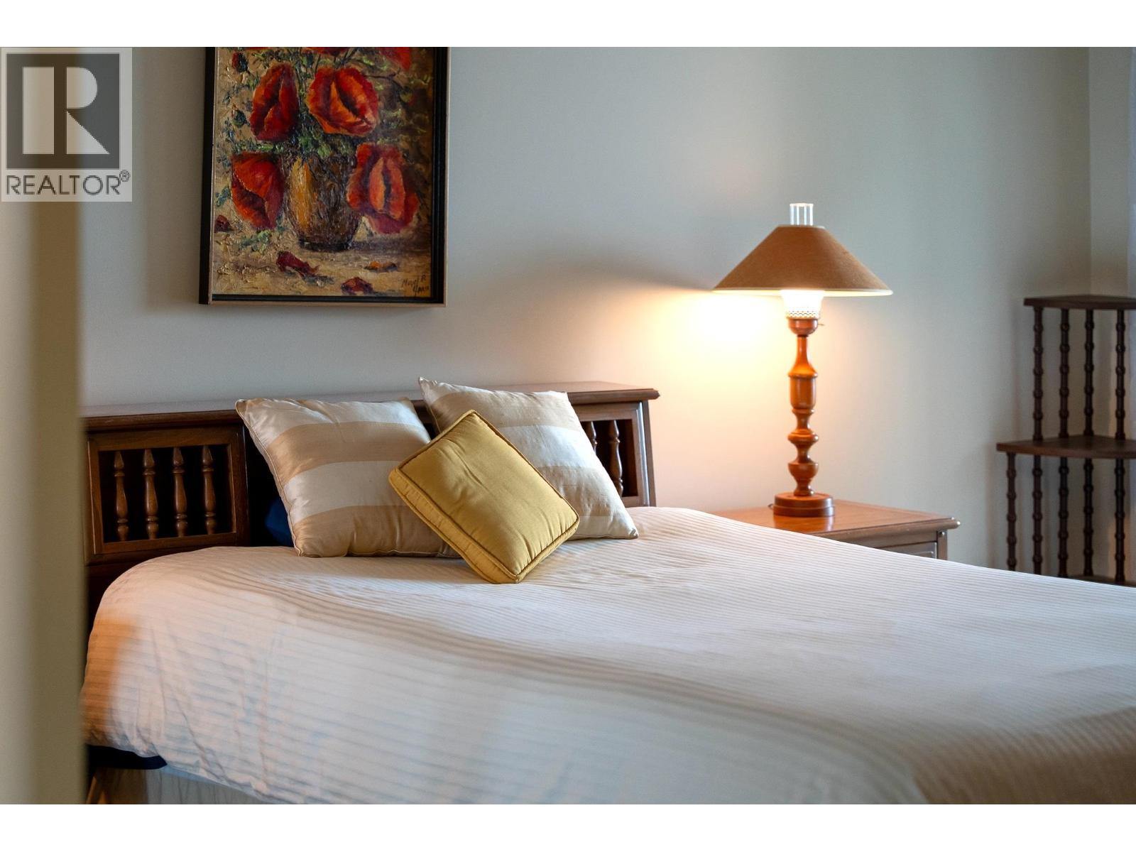 102 5470 INLET AVENUE, Sechelt