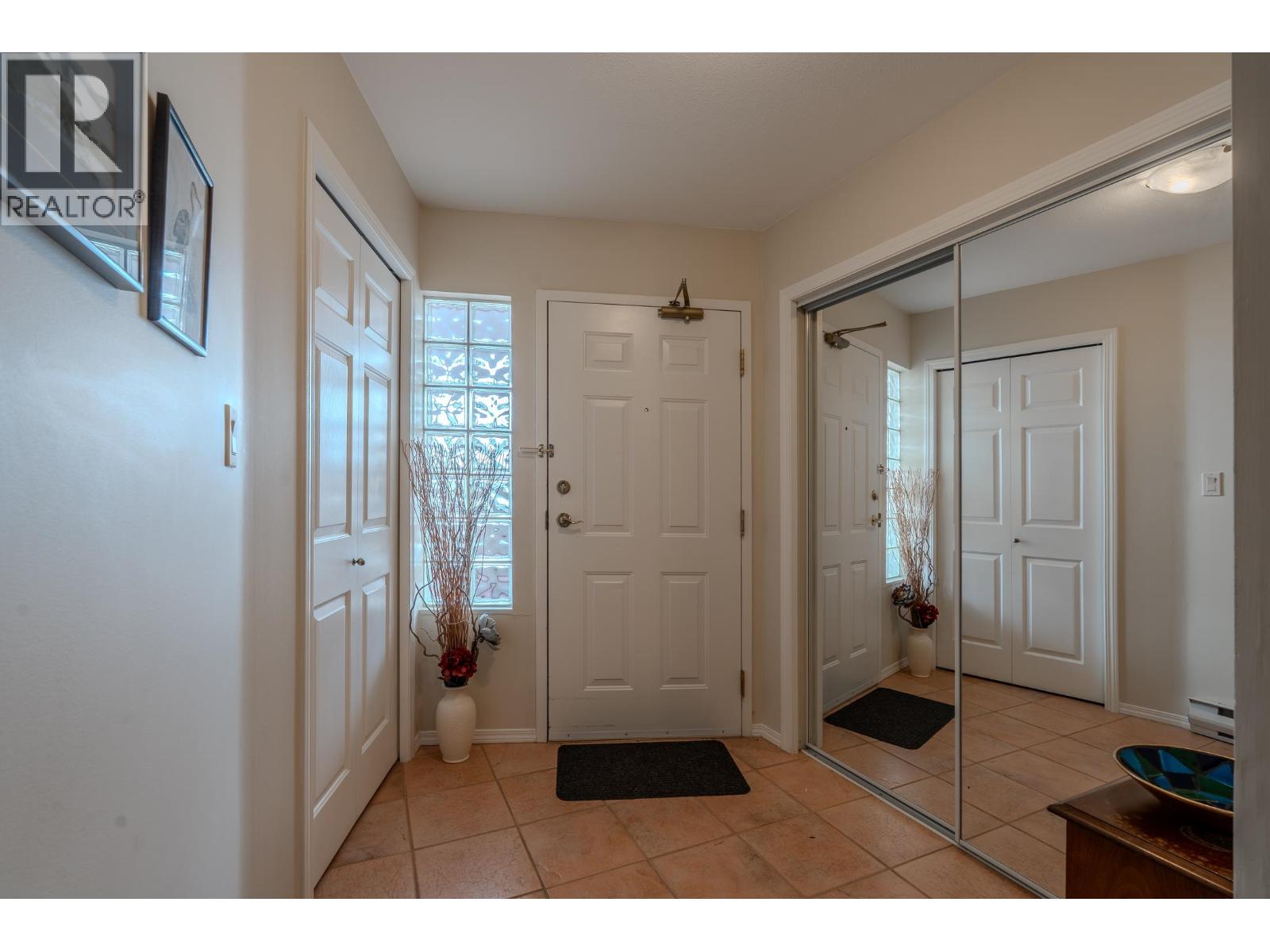 102 5470 INLET AVENUE, Sechelt