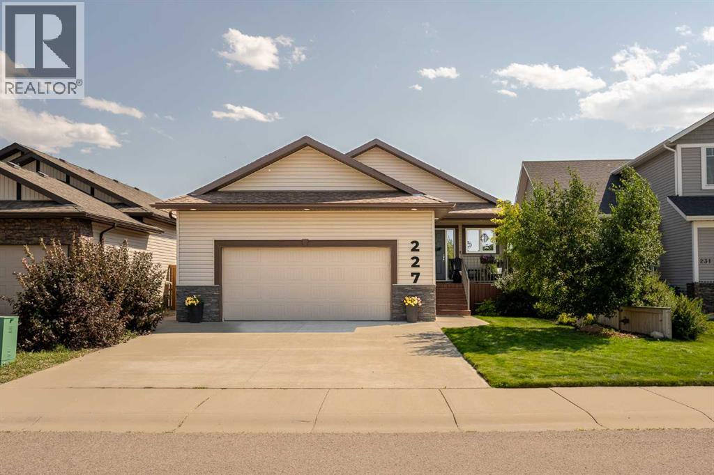 227 Mt Sundial Court W, Lethbridge, Alberta