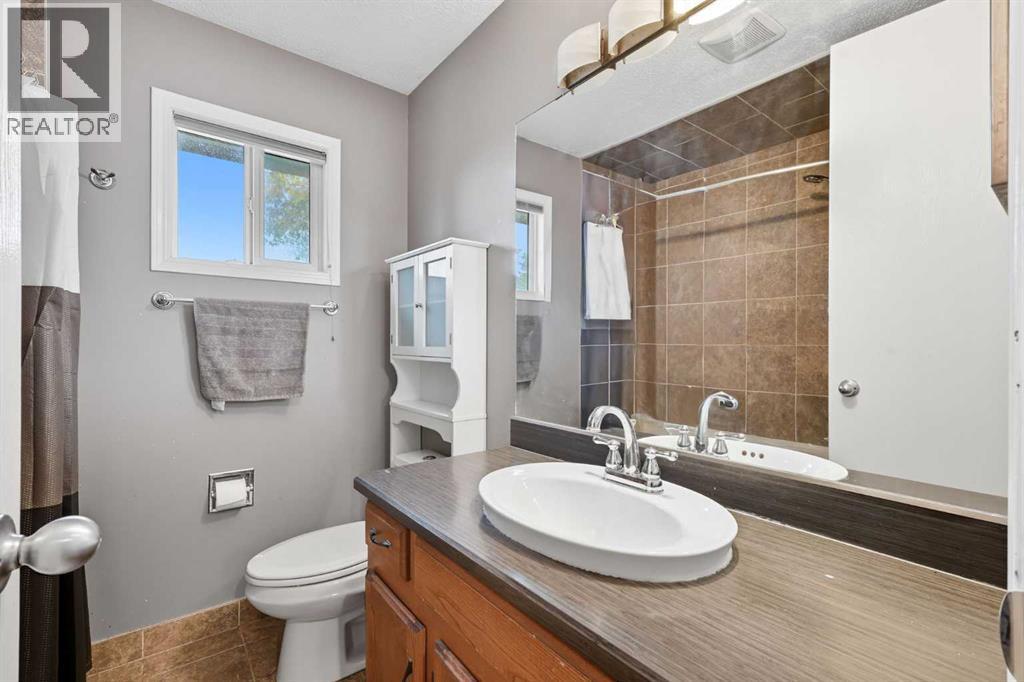 Single Family House for Sale in  Shawglen Place SW Shawnessy Calgary 