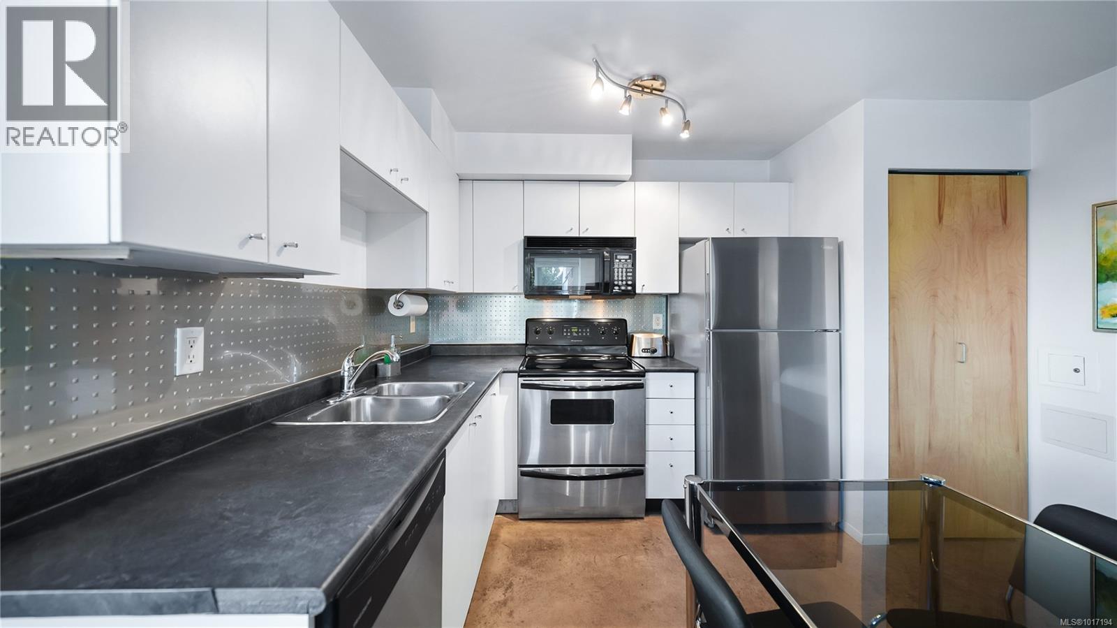 203 932 Johnson Street, Victoria