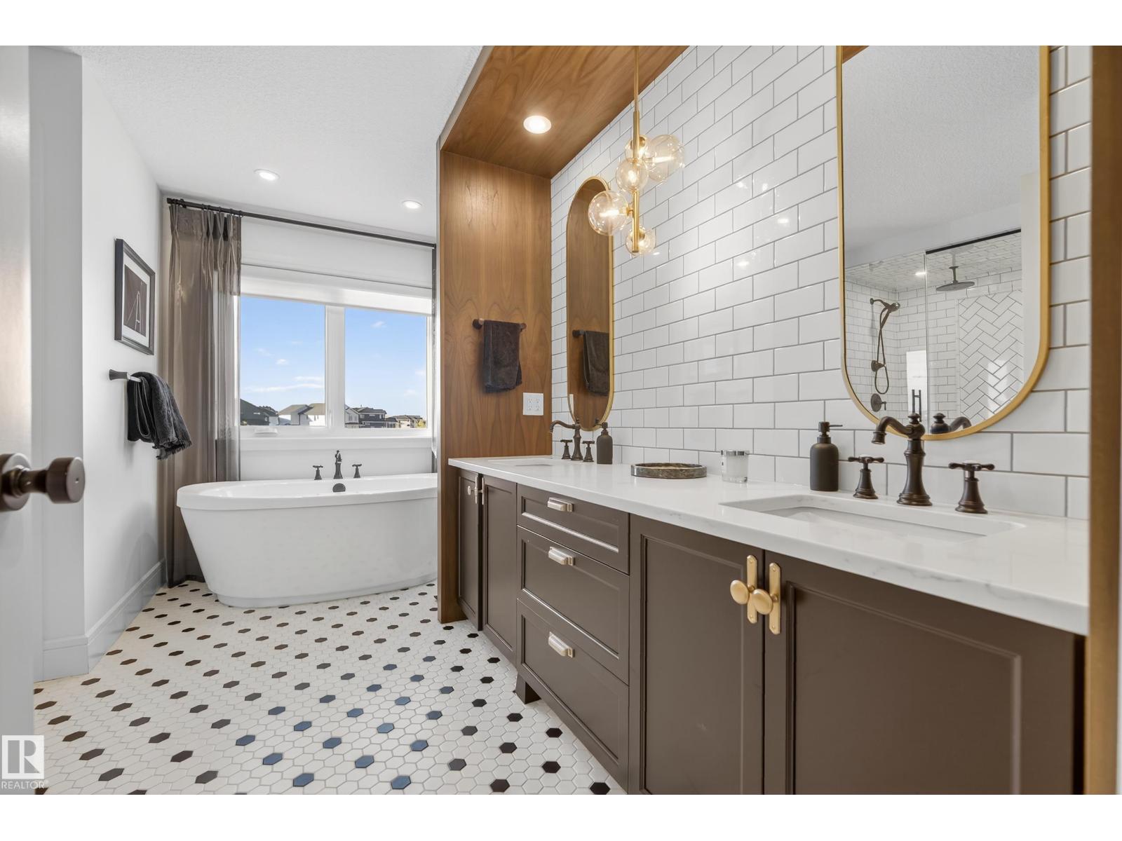 7 JUBILATION DR, St. Albert