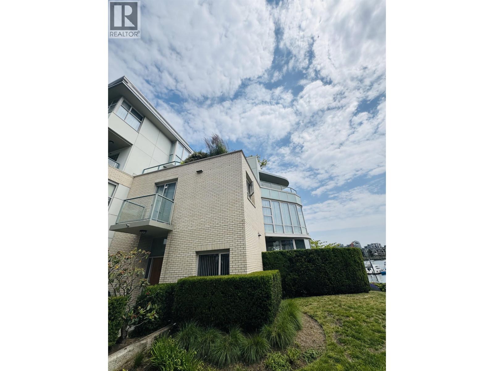 122 1228 MARINASIDE CRESCENT, Vancouver