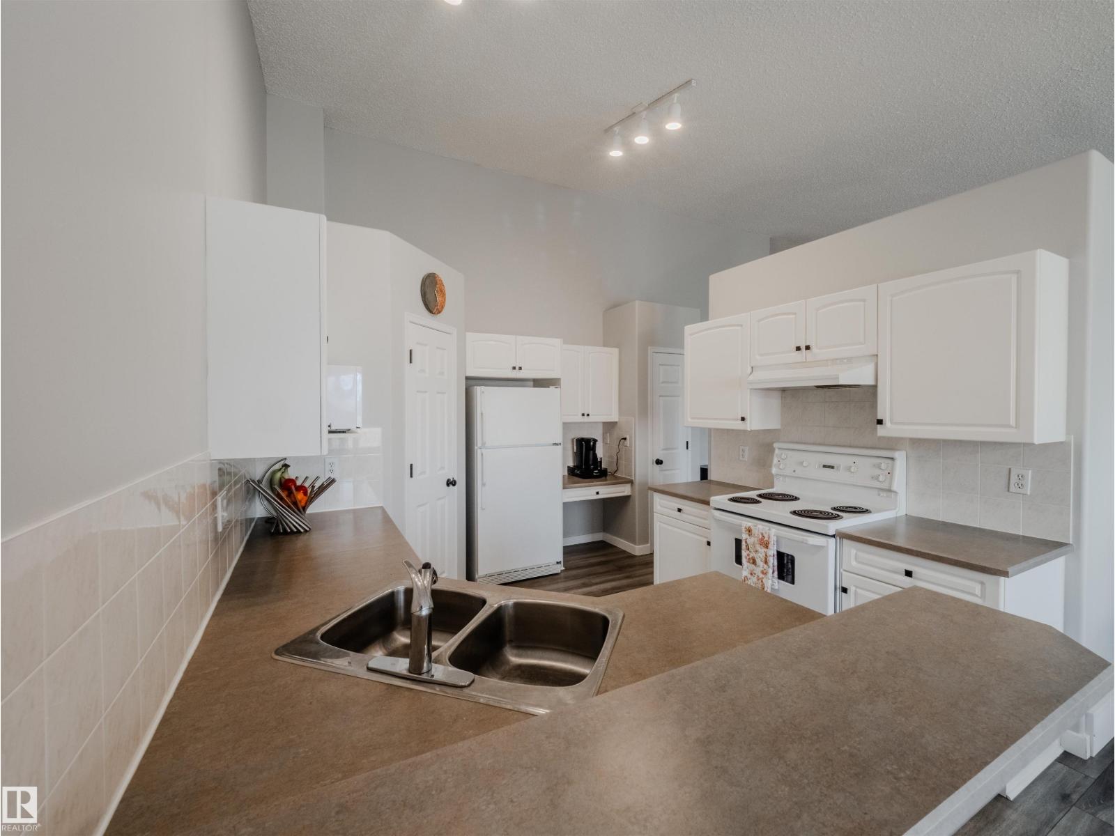 #18 64 BLACKBURN SW, Edmonton