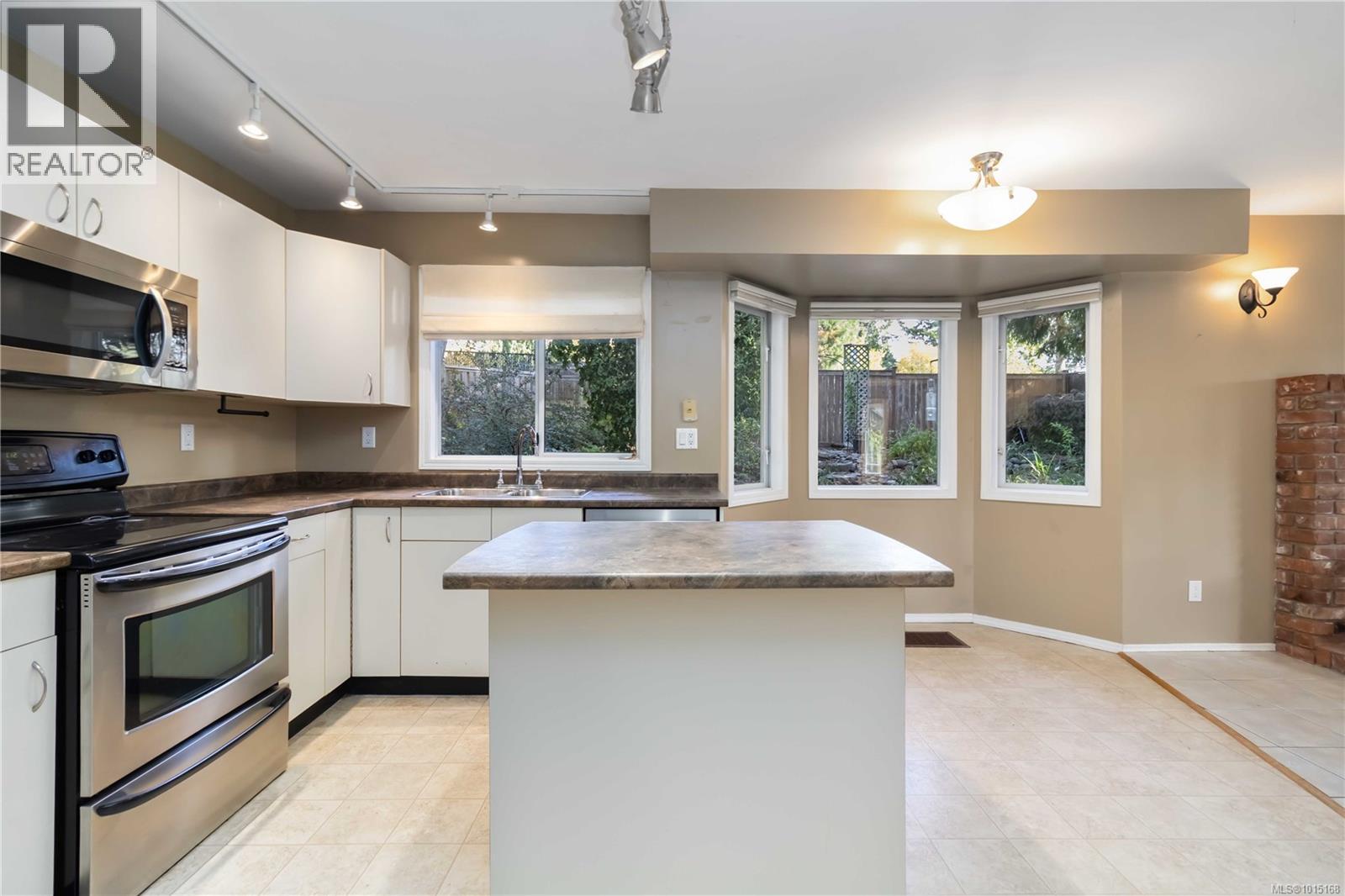  2141 Henlyn Drive, Sooke