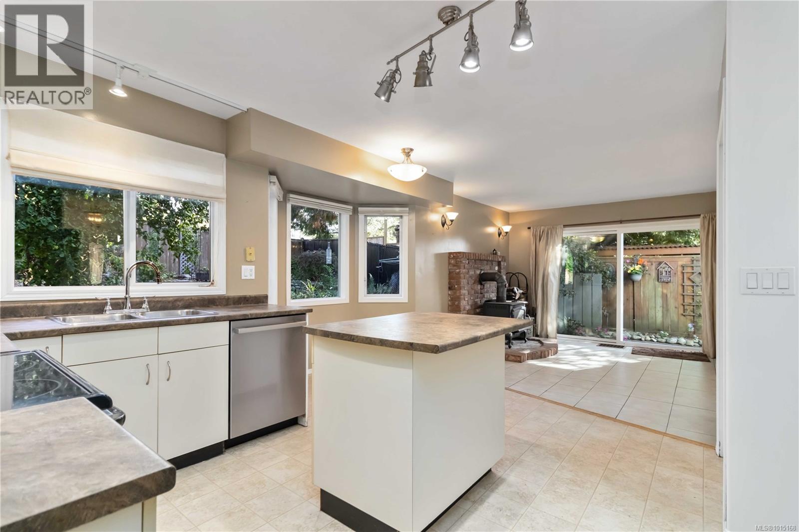  2141 Henlyn Drive, Sooke