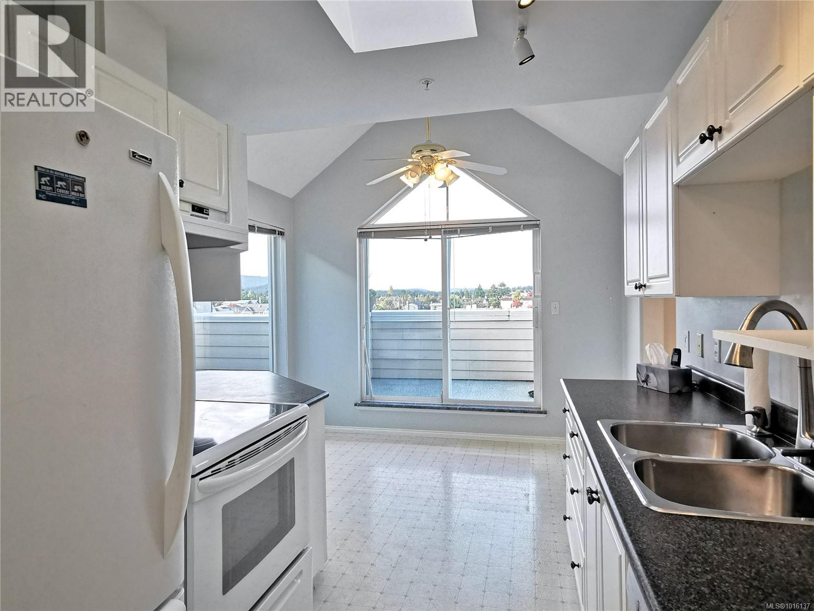 403 2250 James White Blvd, Sidney