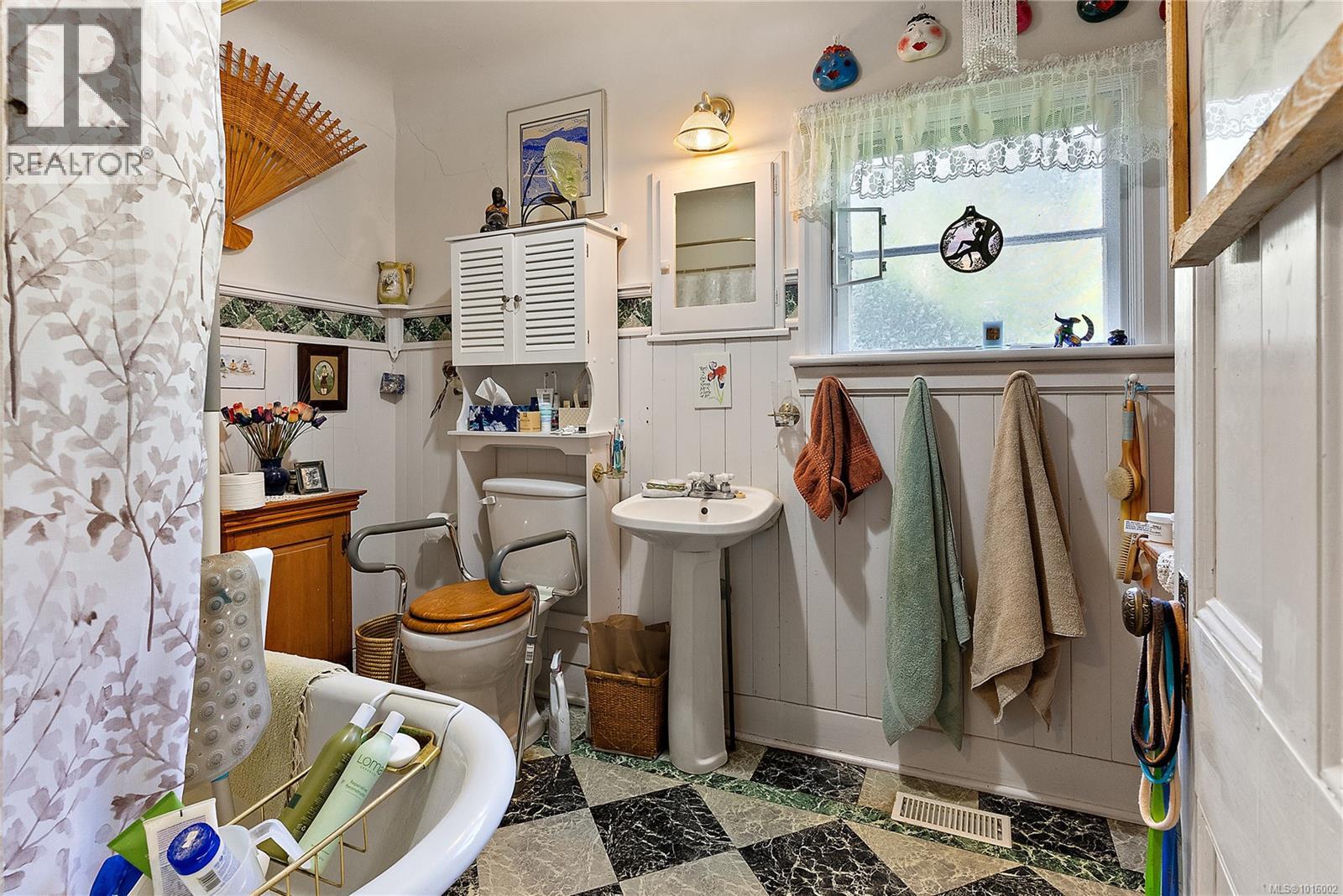  1720 Swartz Bay Road, North Saanich