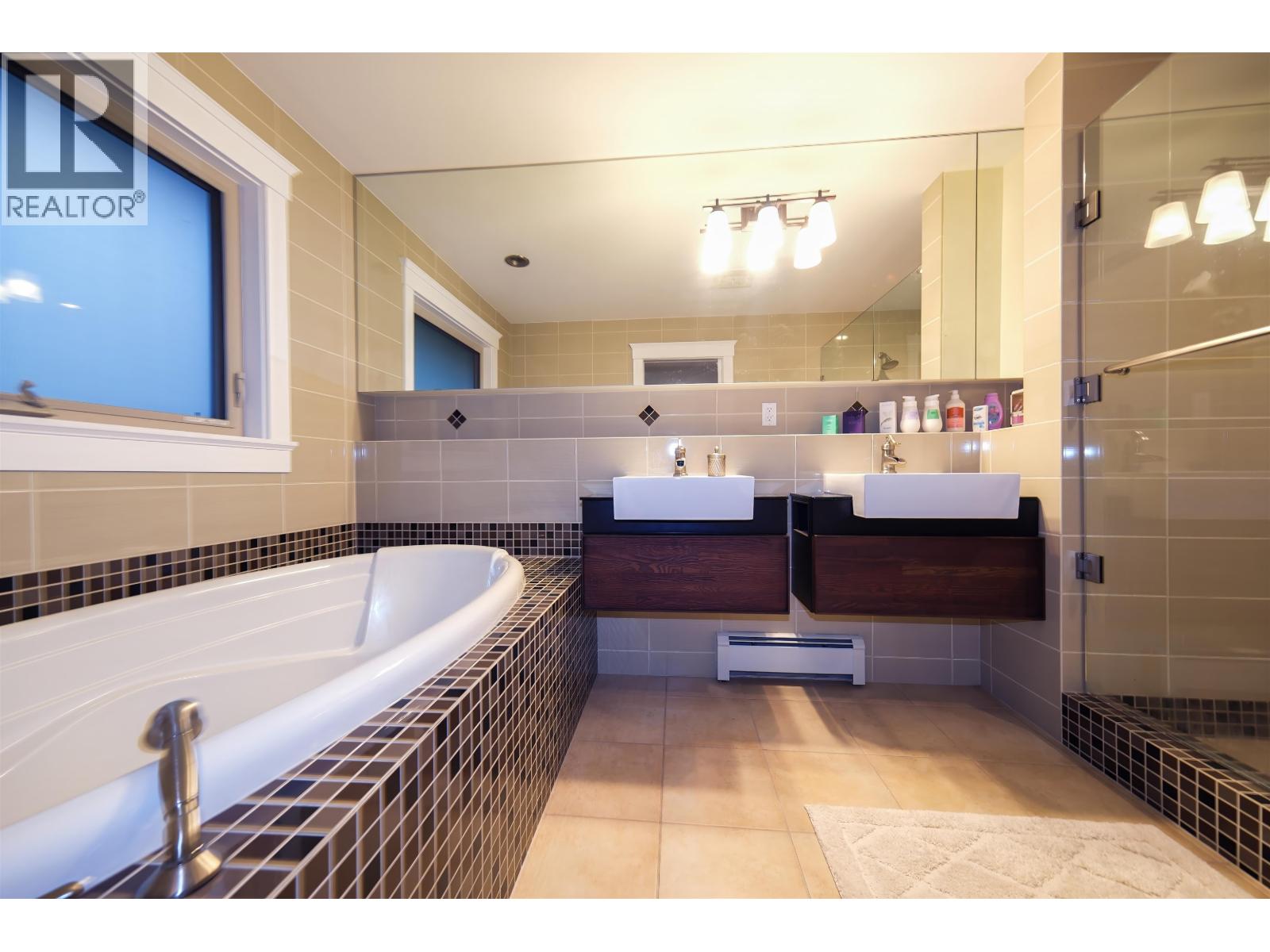 House in West Vancouver - Image 11
