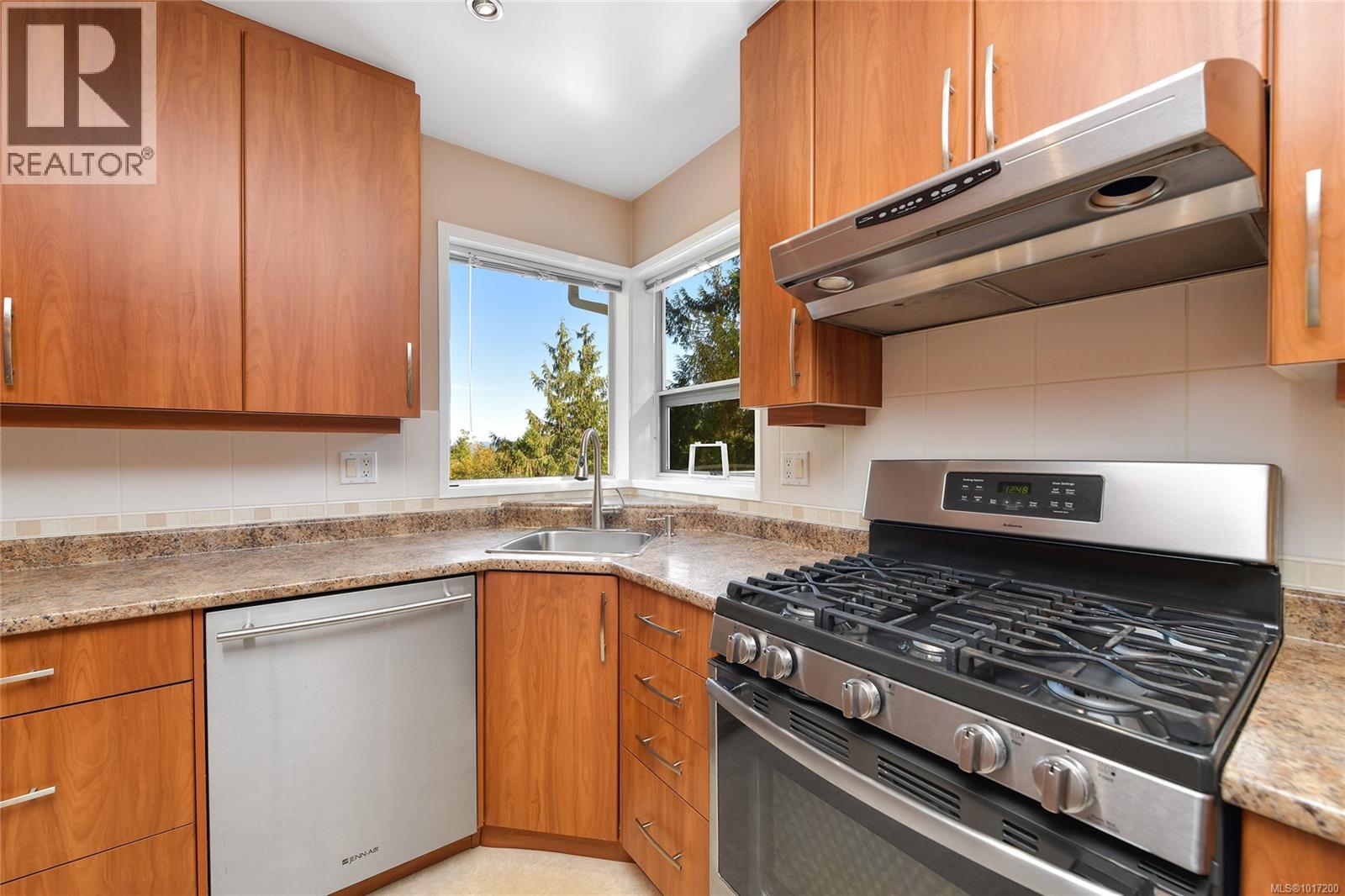  1470 Honeysuckle Place, North Saanich