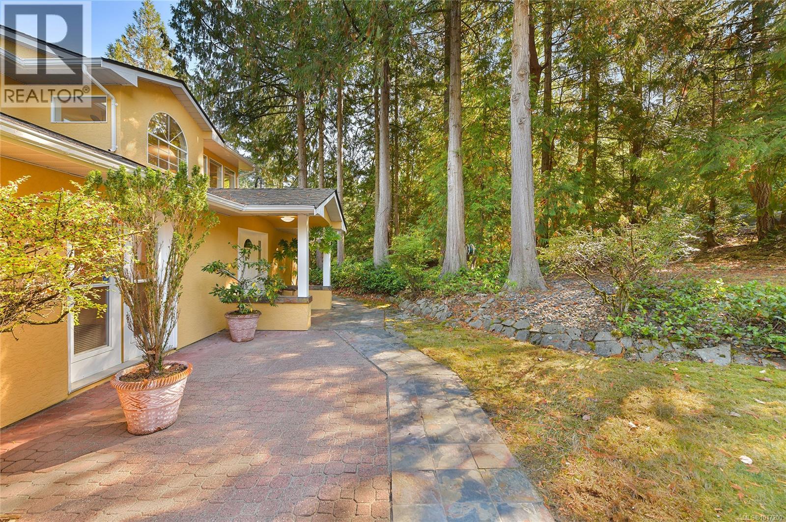  1470 Honeysuckle Place, North Saanich