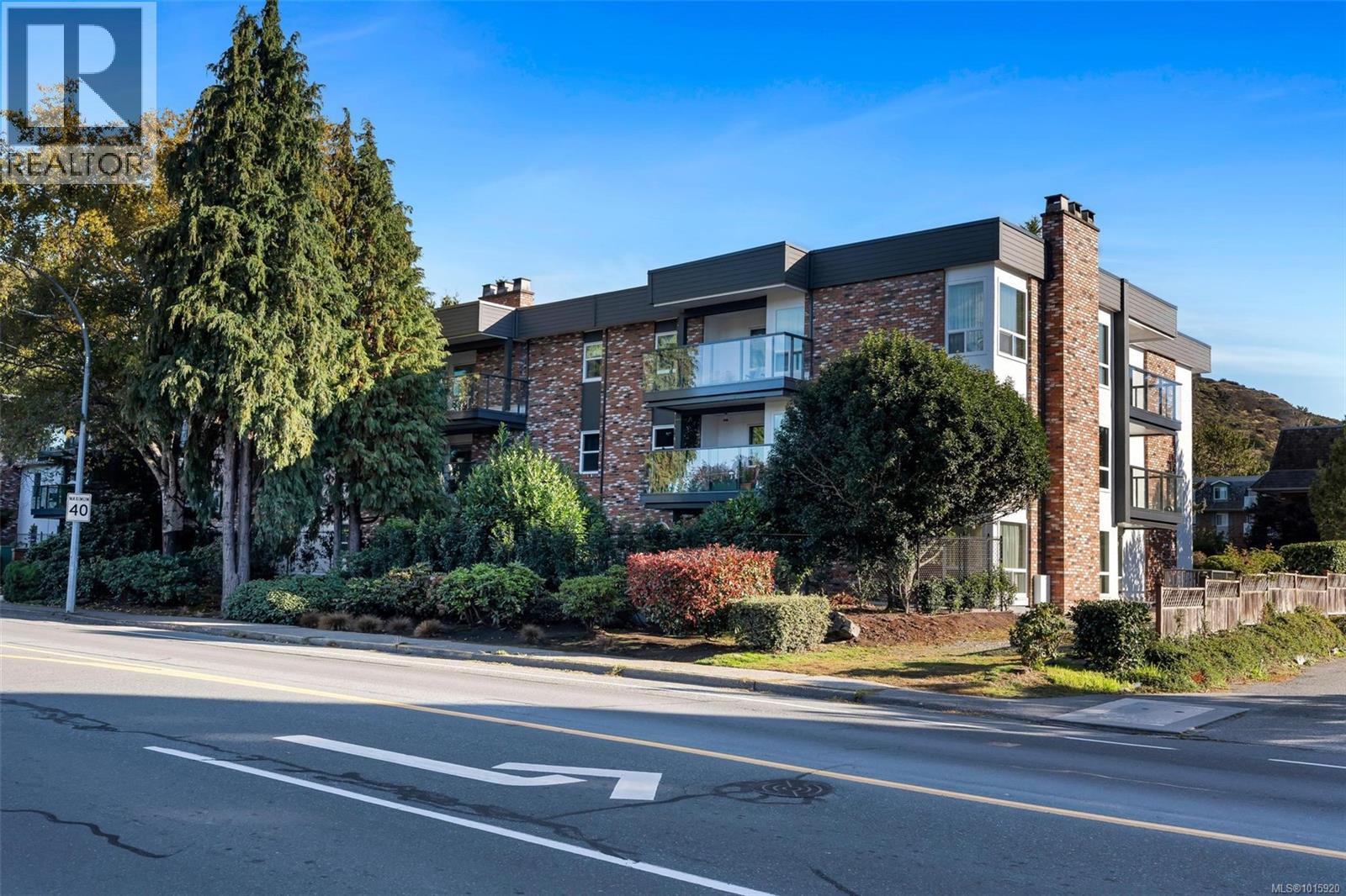 206 1725 Cedar Hill Cross Road, Saanich