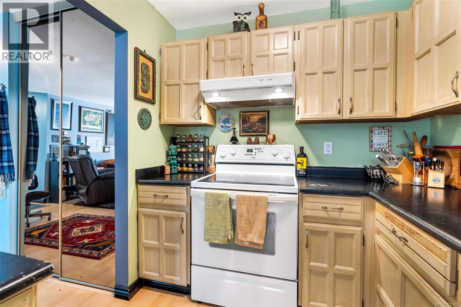 206 1725 Cedar Hill Cross Road, Saanich