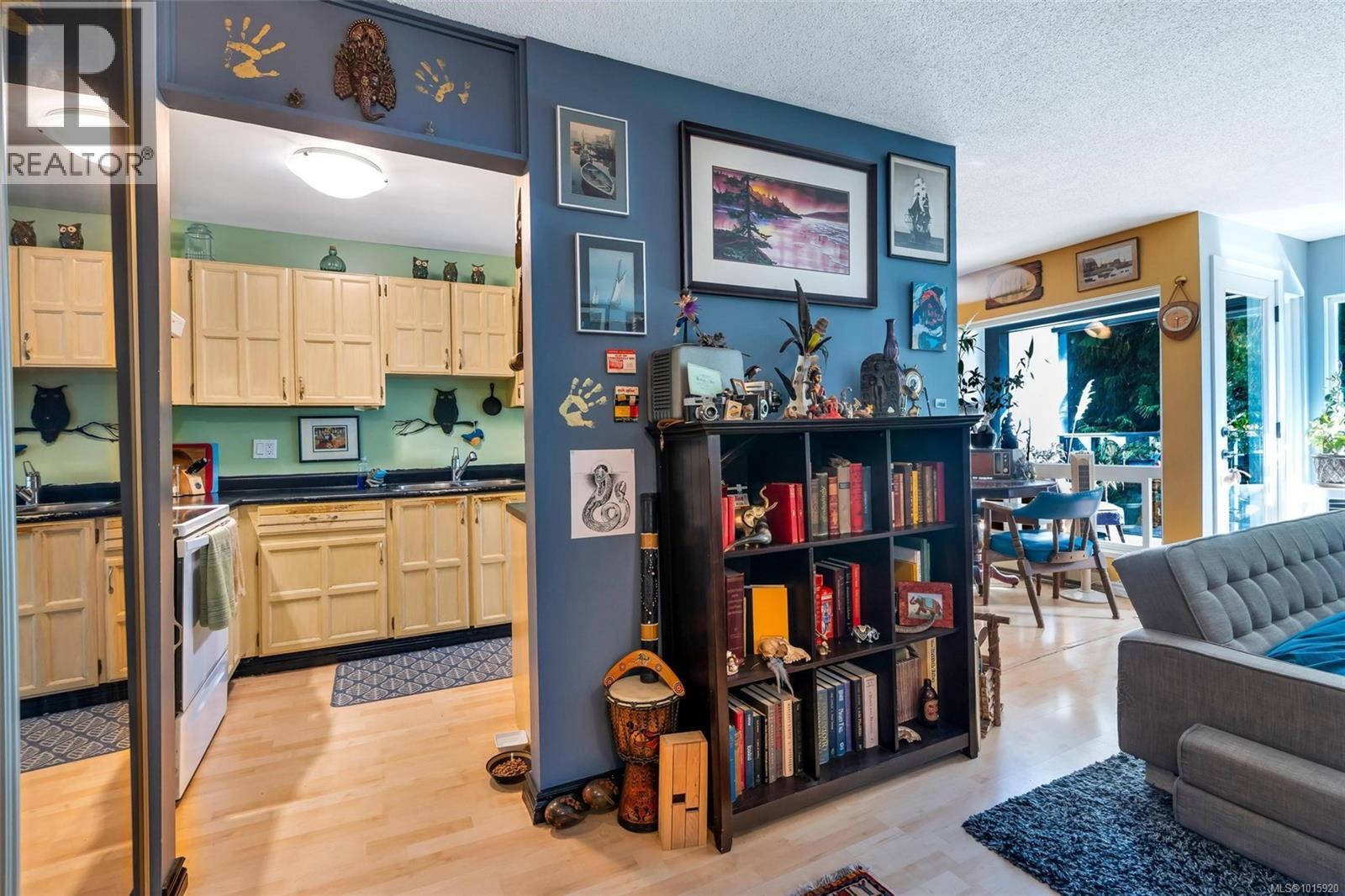 206 1725 Cedar Hill Cross Road, Saanich