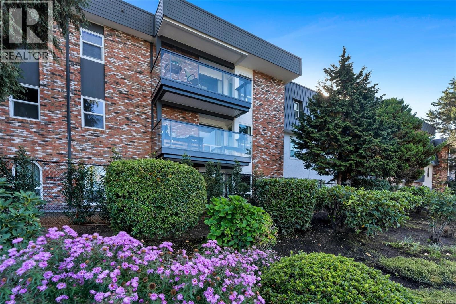 206 1725 Cedar Hill Cross Road, Saanich