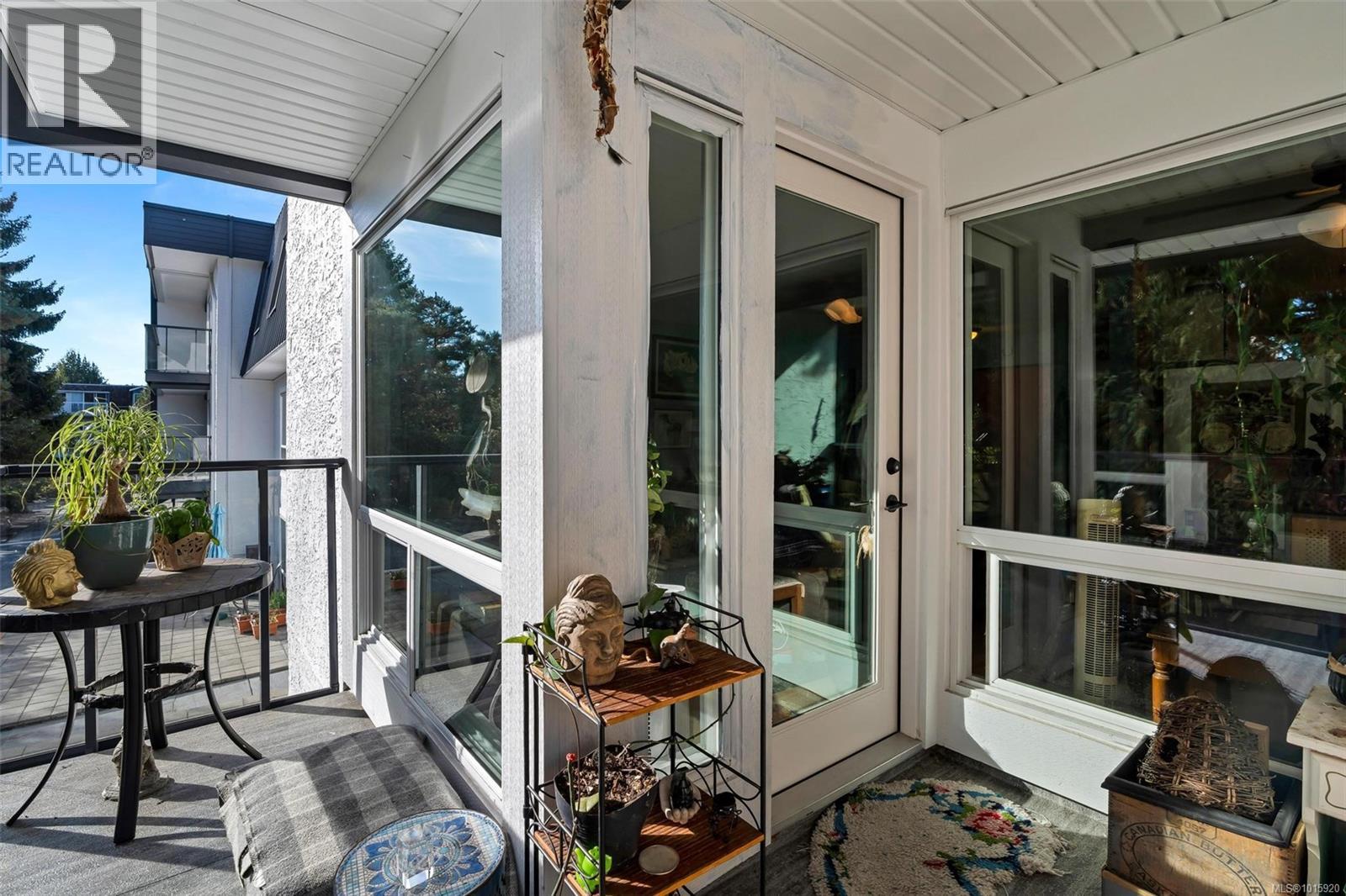 206 1725 Cedar Hill Cross Road, Saanich