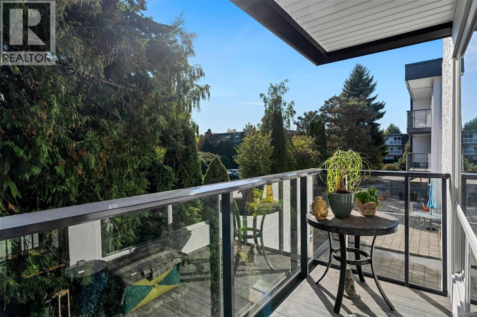 206 1725 Cedar Hill Cross Road, Saanich