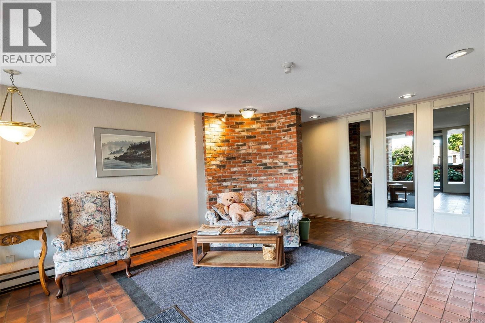 206 1725 Cedar Hill Cross Road, Saanich