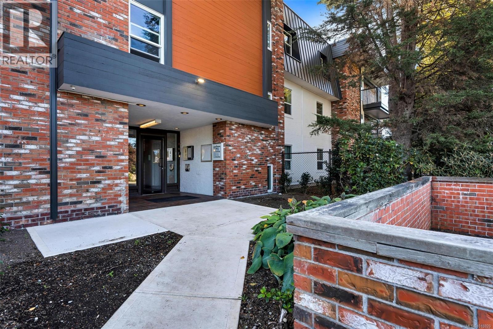 206 1725 Cedar Hill Cross Road, Saanich
