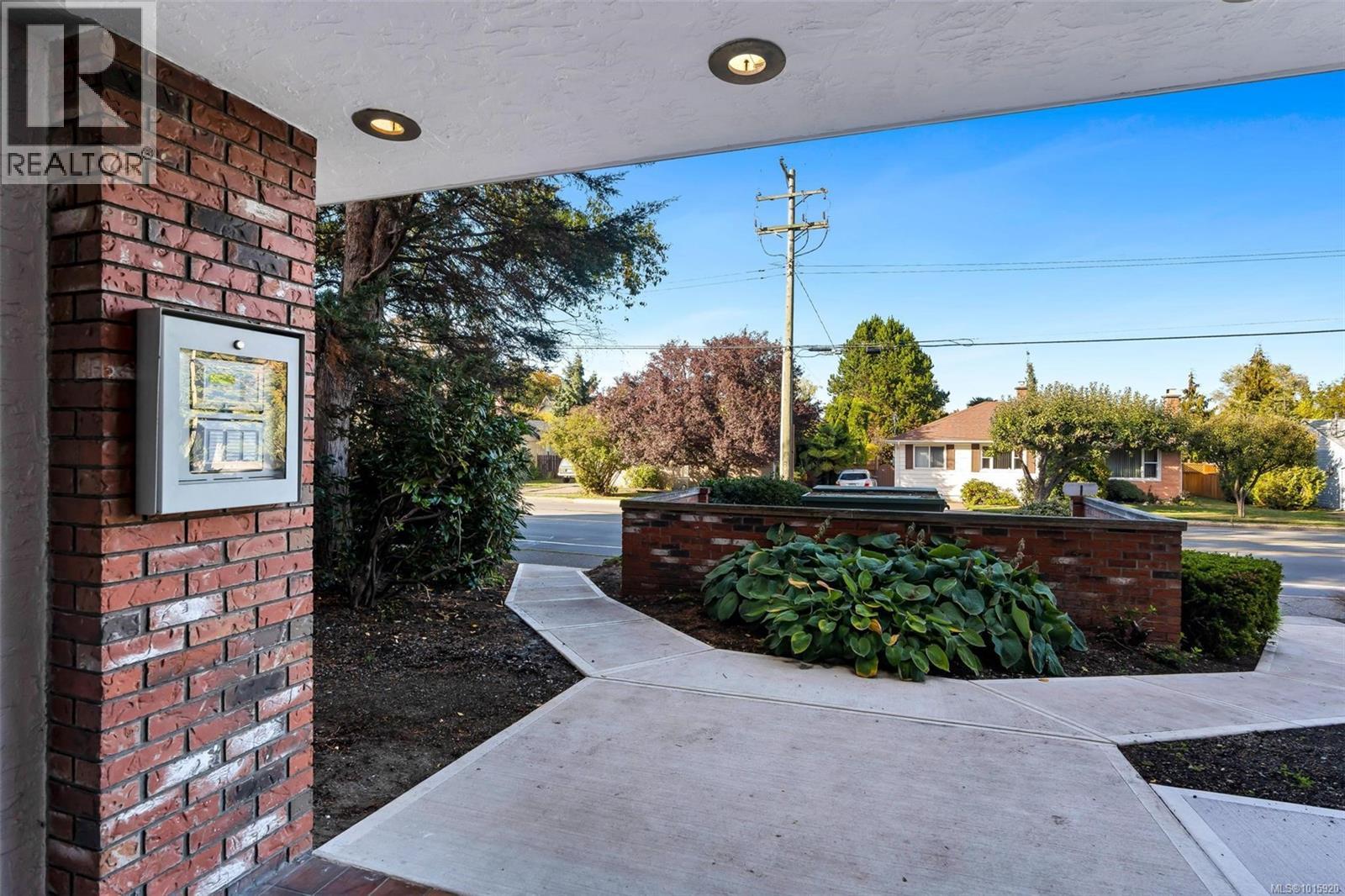 206 1725 Cedar Hill Cross Road, Saanich